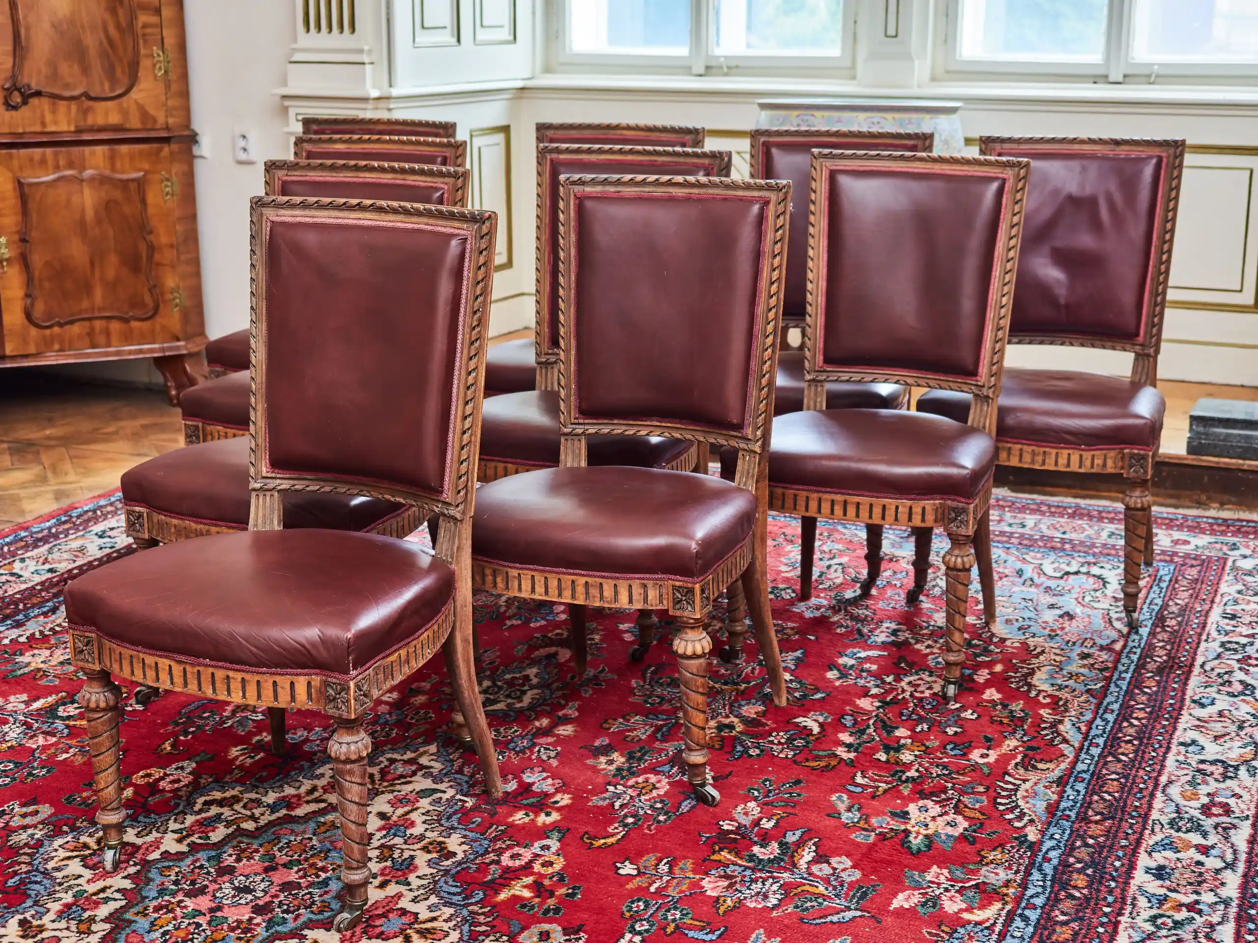 Soubor 10 starožitných židlí Ludvík XVI. Vyřezávané. Kůže