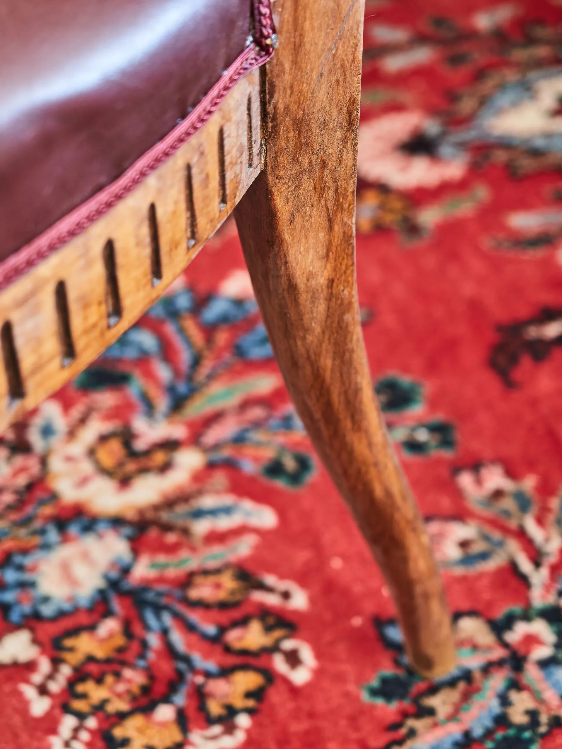 Soubor 10 starožitných židlí Ludvík XVI. Vyřezávané. Kůže