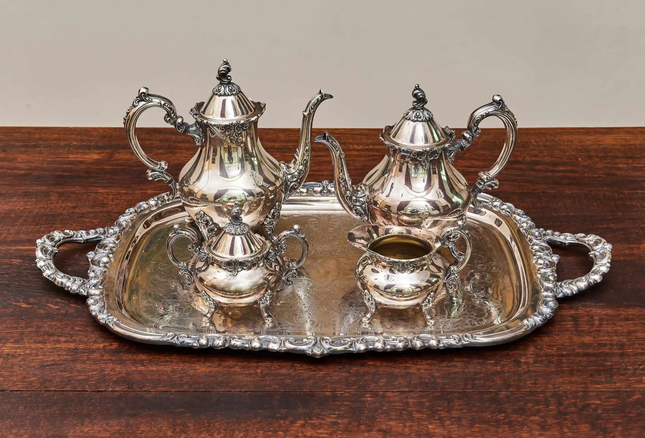 Kávový a čajový servis Oneida Heirloom – Venetian Scroll