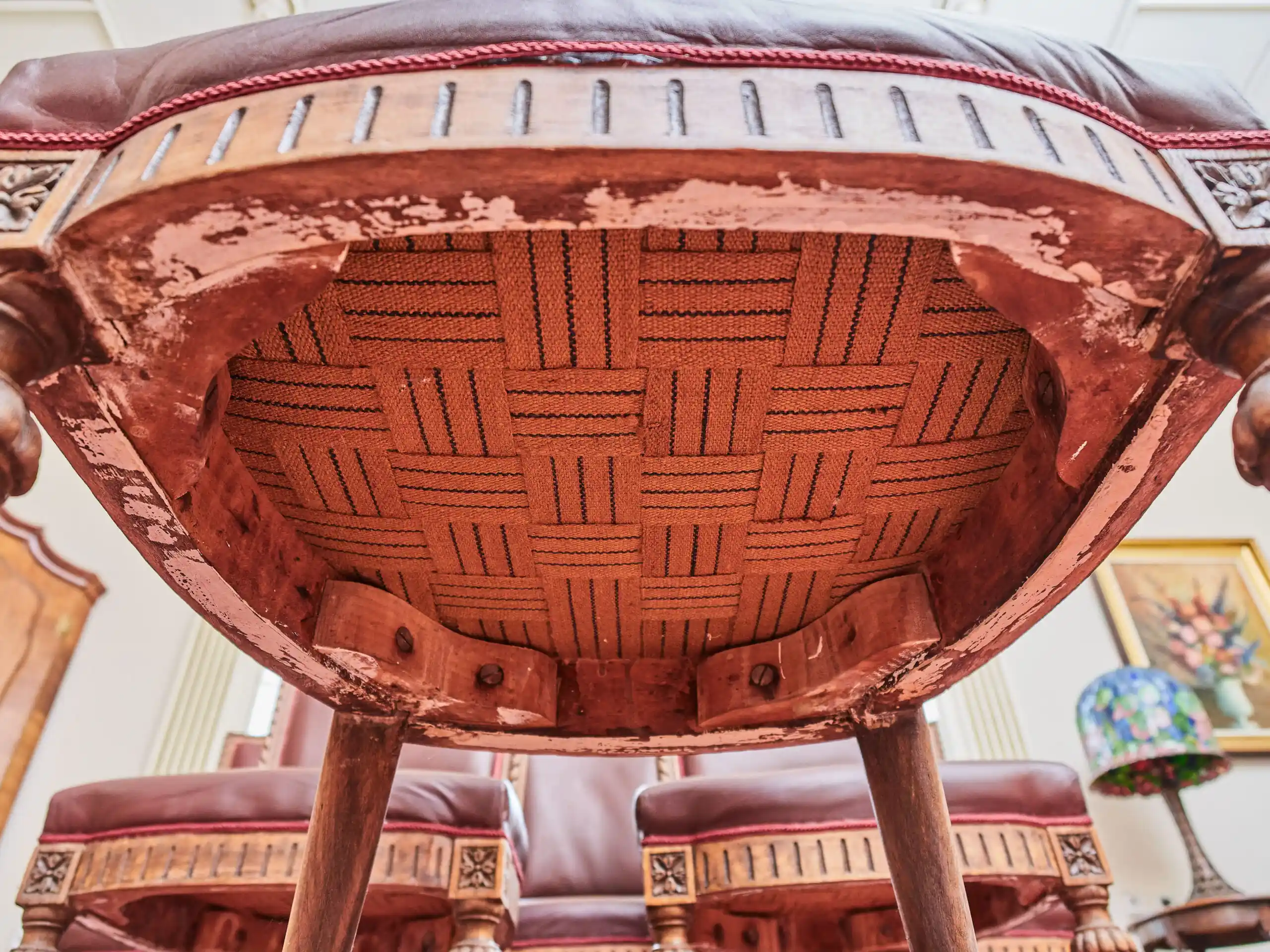 Soubor 10 starožitných židlí Ludvík XVI. Vyřezávané. Kůže