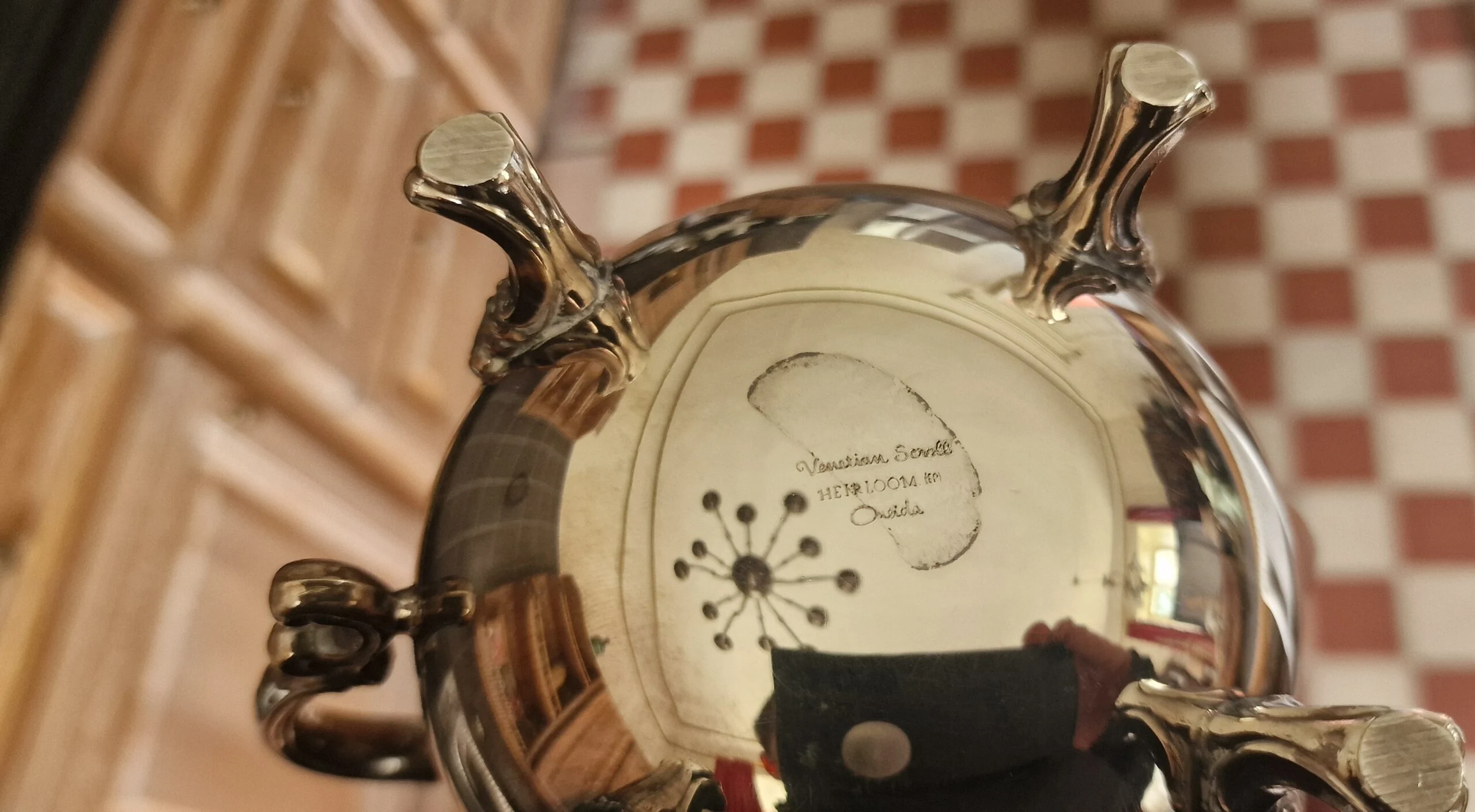 Kávový a čajový servis Oneida Heirloom – Venetian Scroll