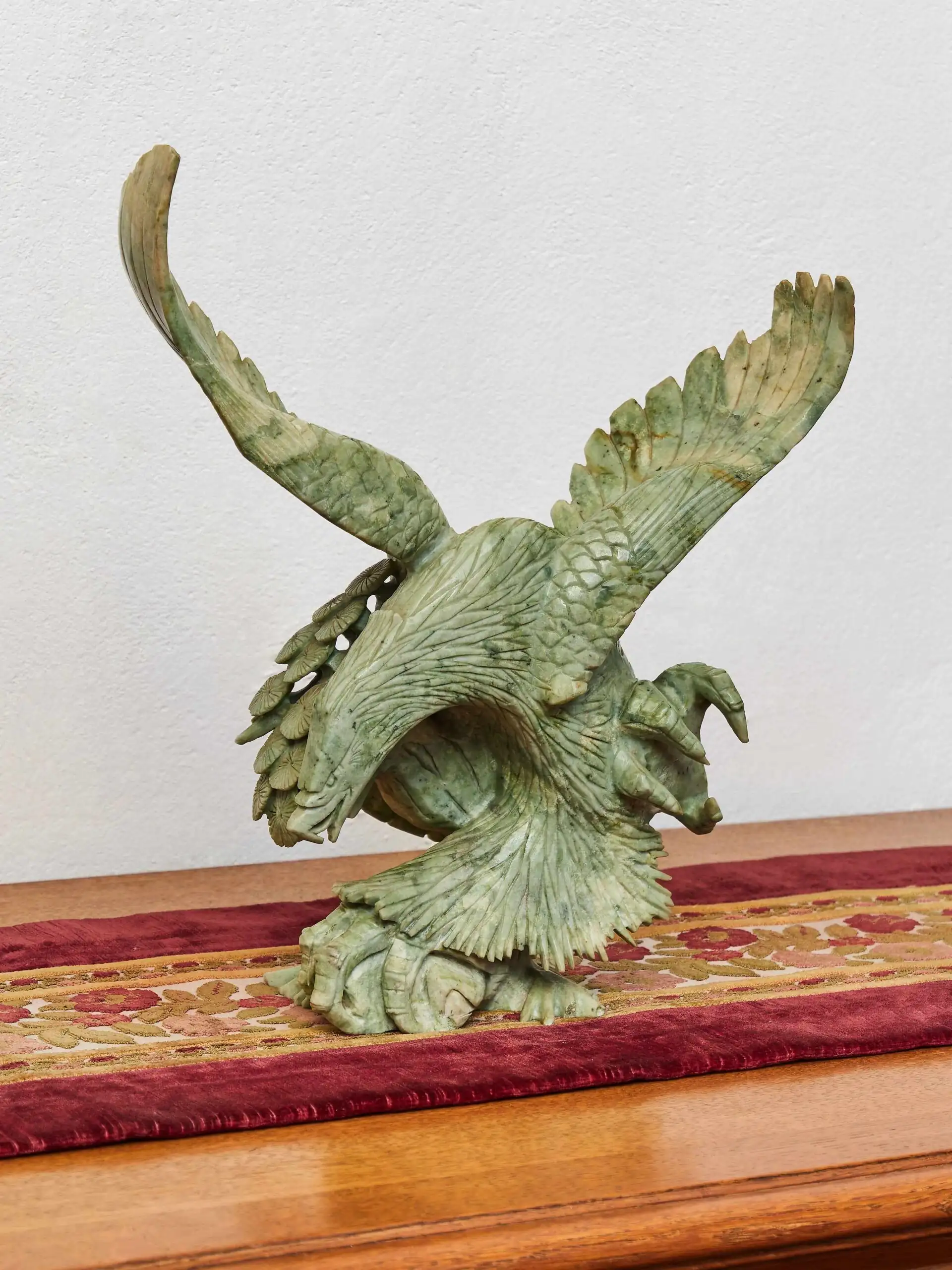 Socha stylizovaného orla z mastku – ručně vyřezávaná dekorace