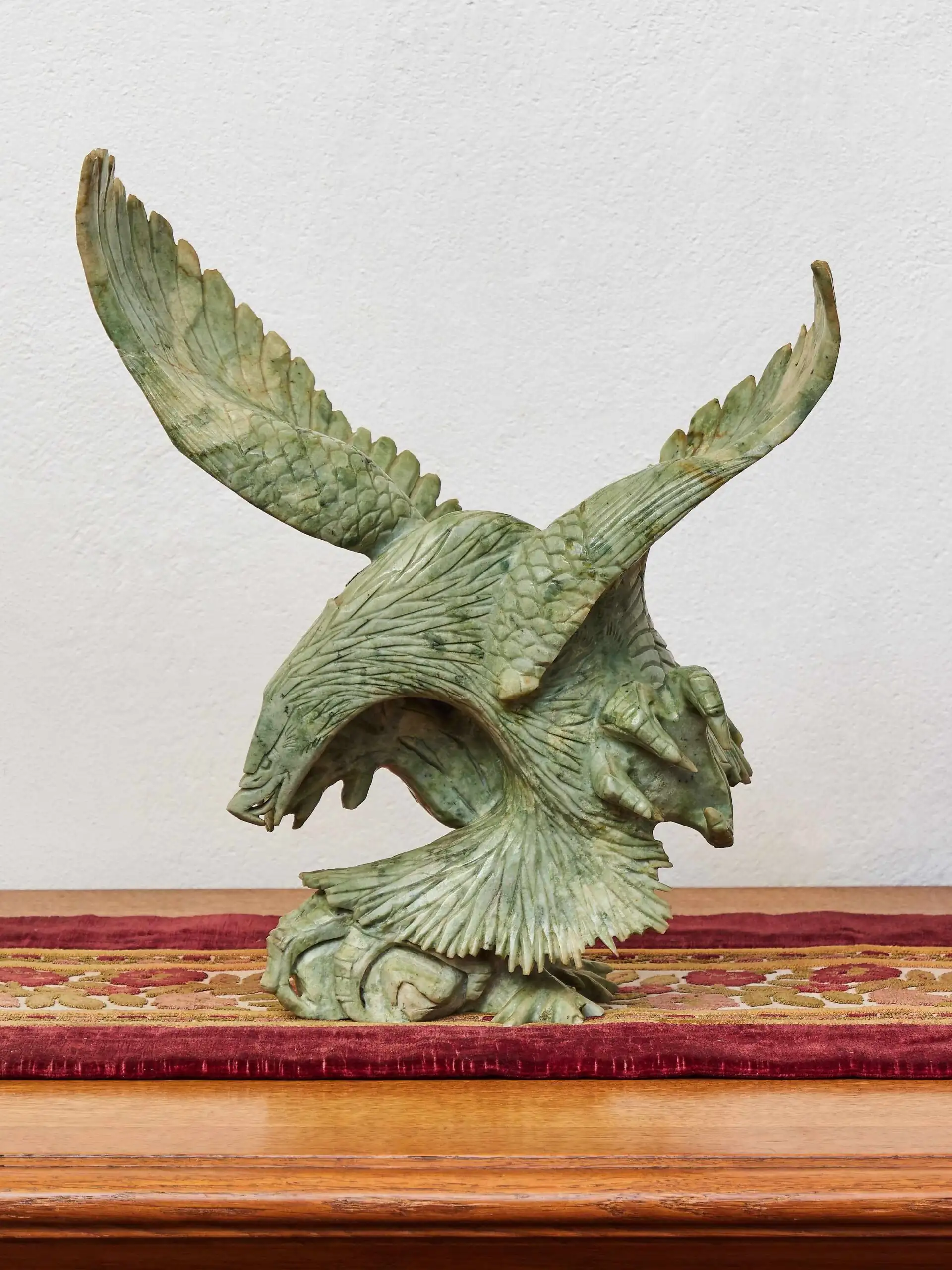 Socha stylizovaného orla z mastku – ručně vyřezávaná dekorace