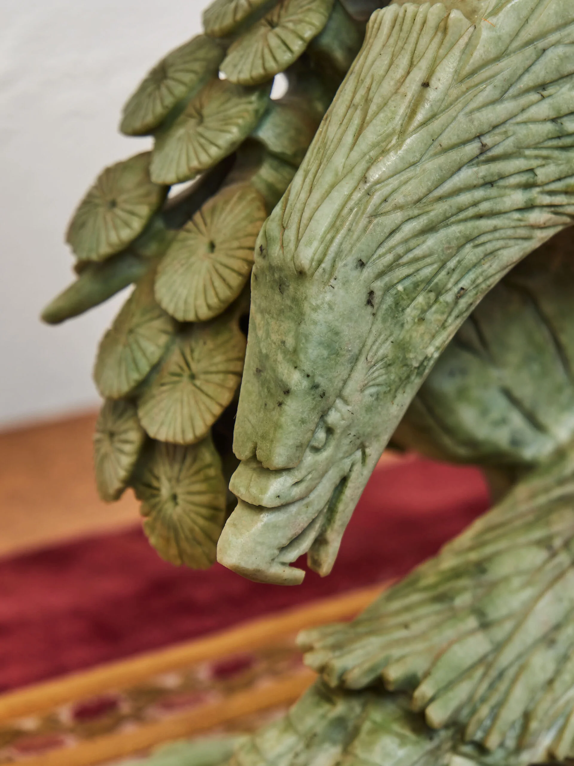 Socha stylizovaného orla z mastku – ručně vyřezávaná dekorace