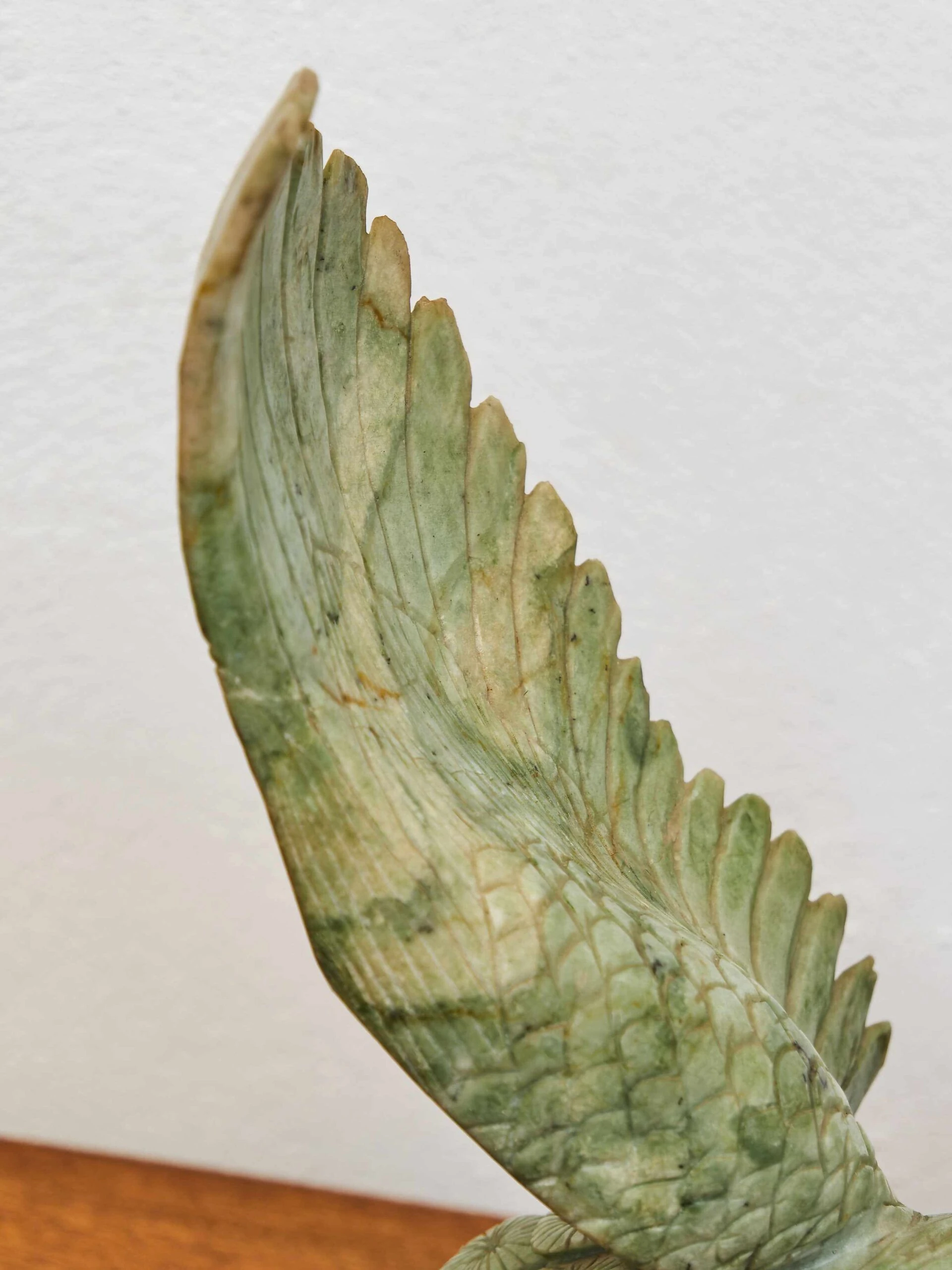 Socha stylizovaného orla z mastku – ručně vyřezávaná dekorace