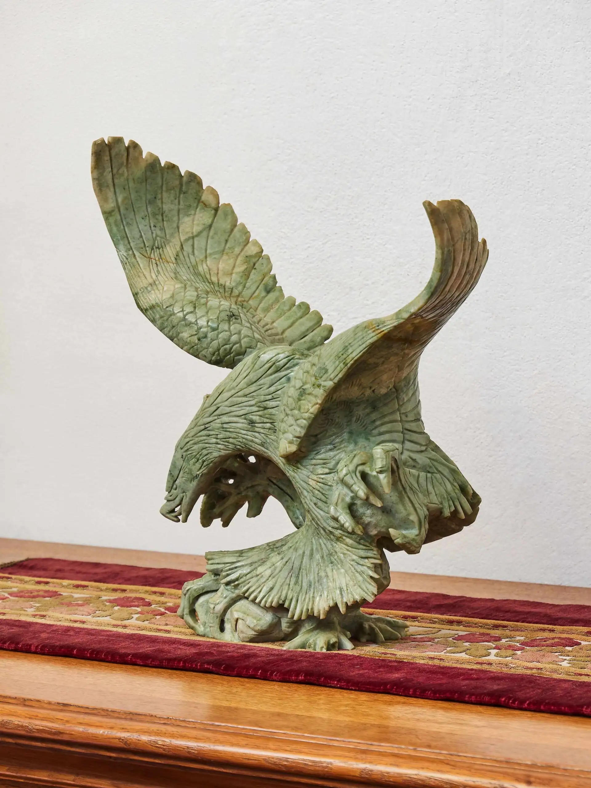 Socha stylizovaného orla z mastku – ručně vyřezávaná dekorace