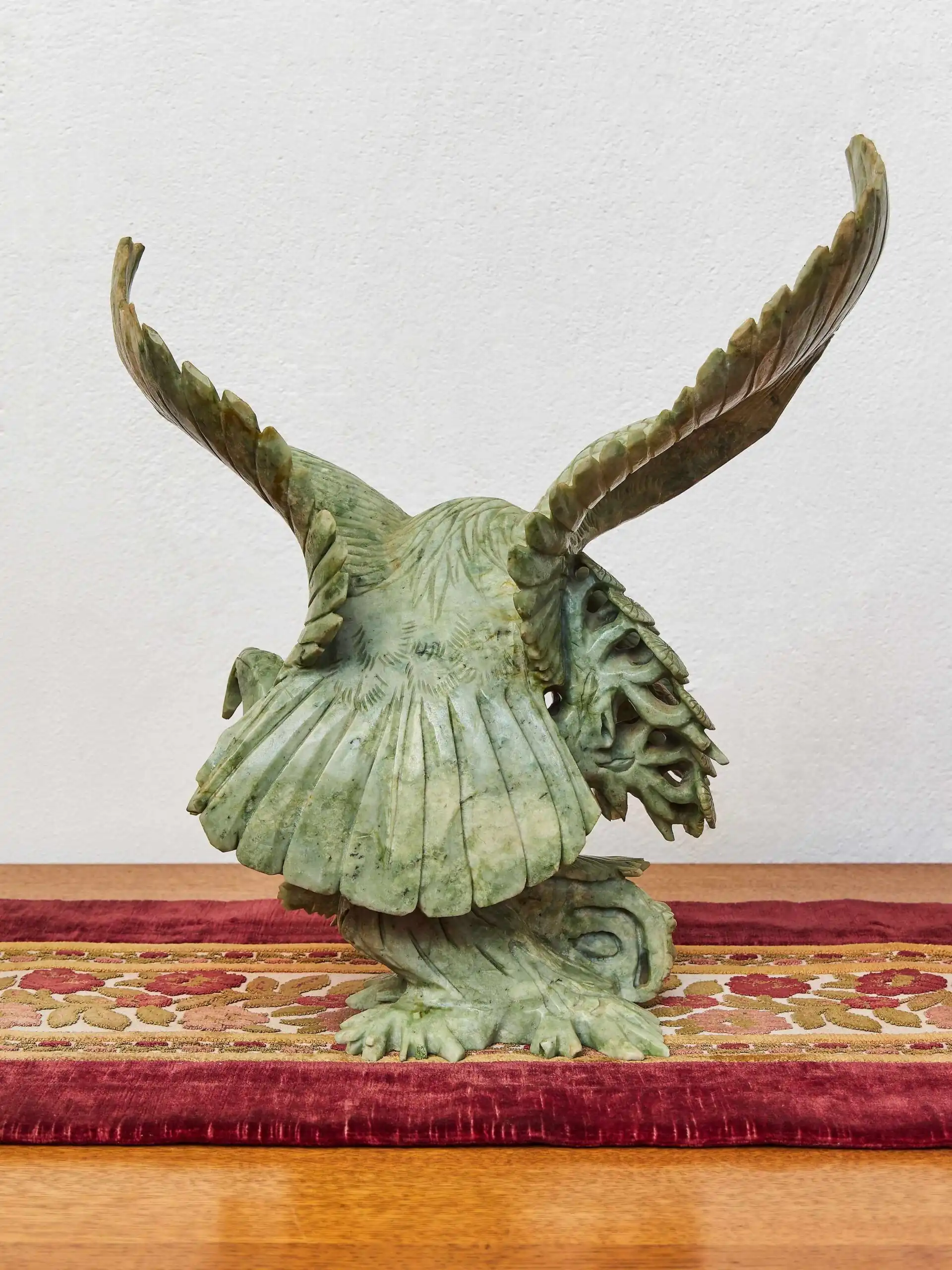 Socha stylizovaného orla z mastku – ručně vyřezávaná dekorace