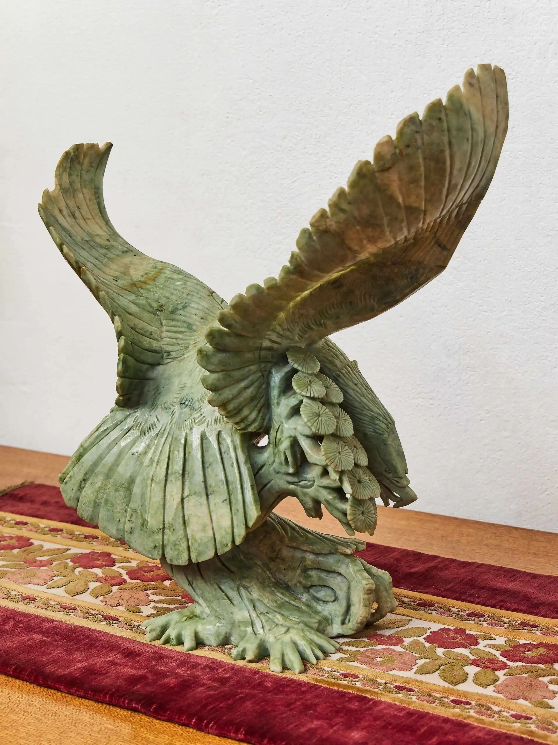 Socha stylizovaného orla z mastku – ručně vyřezávaná dekorace