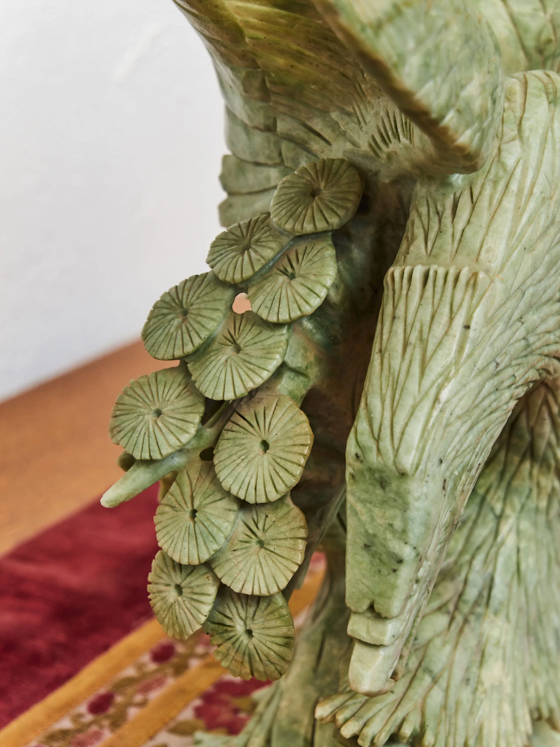 Socha stylizovaného orla z mastku – ručně vyřezávaná dekorace