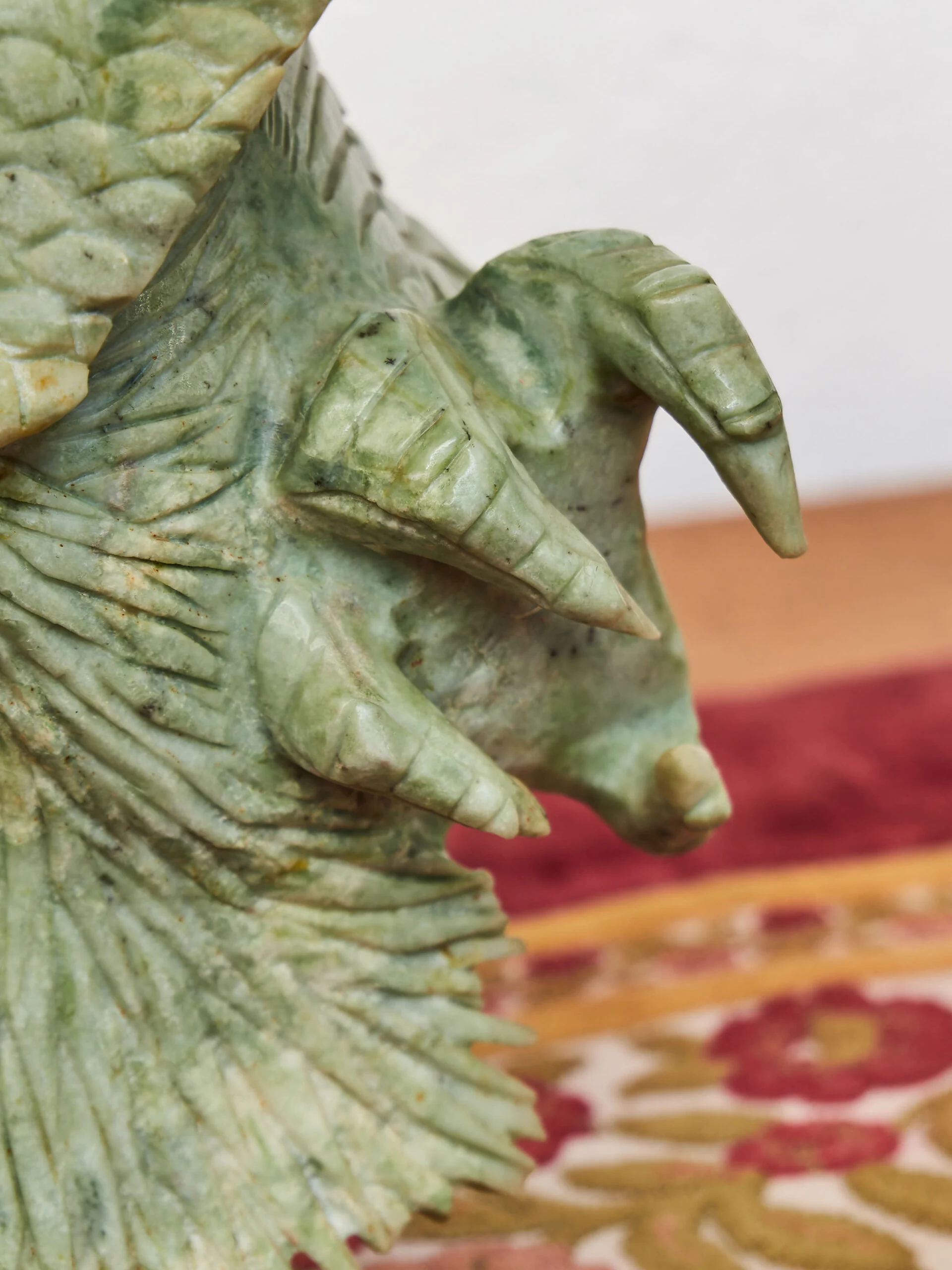 Socha stylizovaného orla z mastku – ručně vyřezávaná dekorace