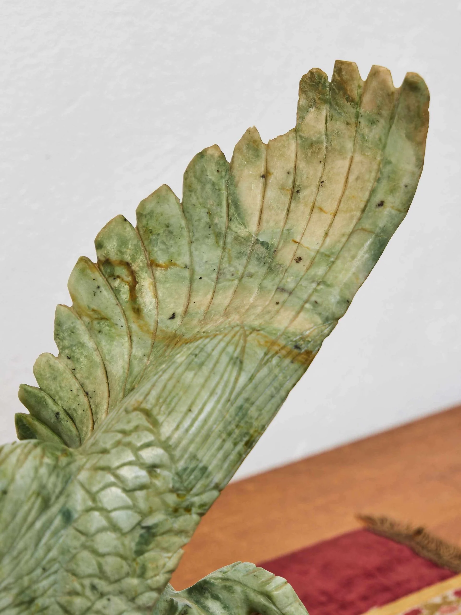 Socha stylizovaného orla z mastku – ručně vyřezávaná dekorace