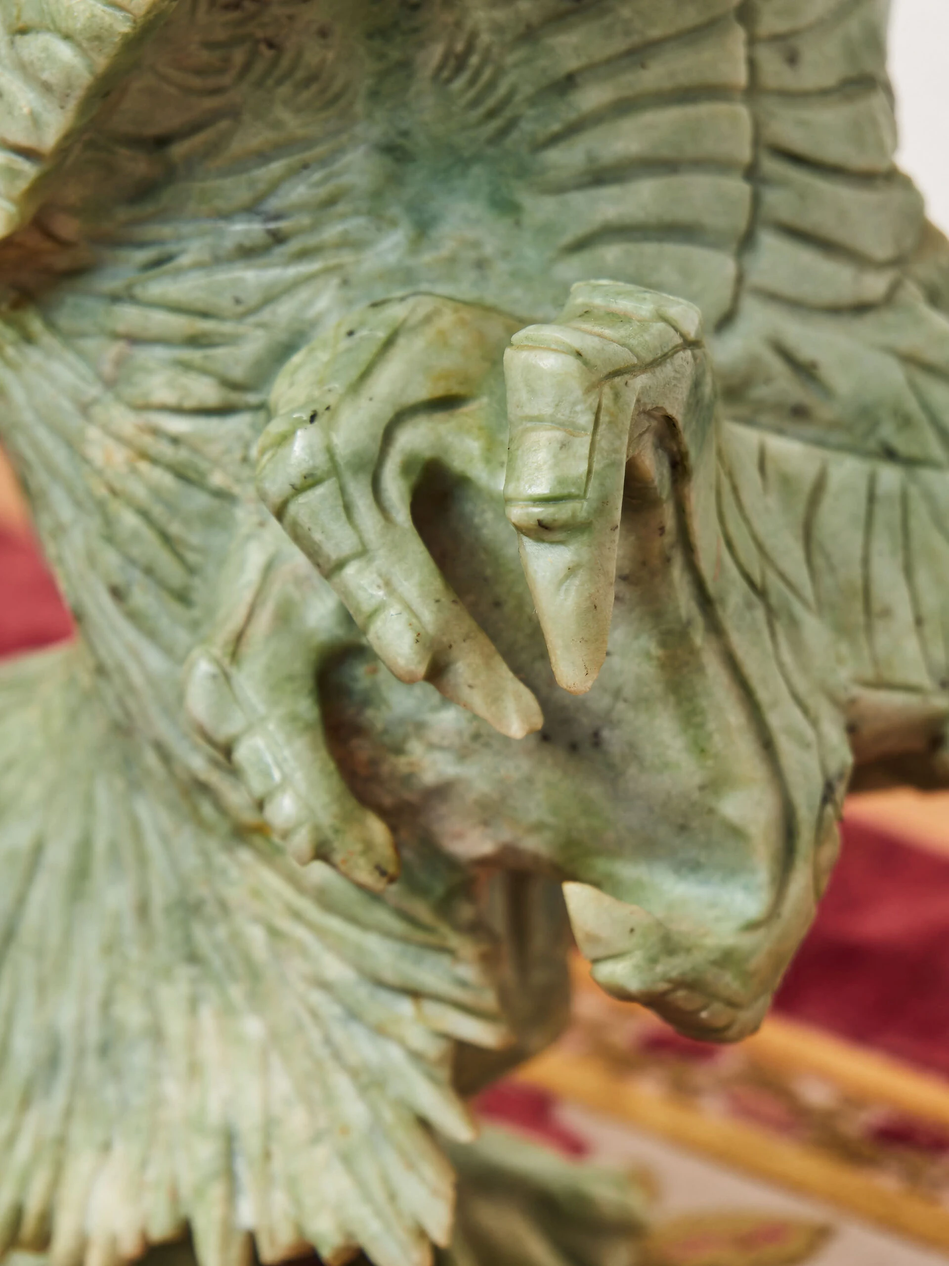 Socha stylizovaného orla z mastku – ručně vyřezávaná dekorace