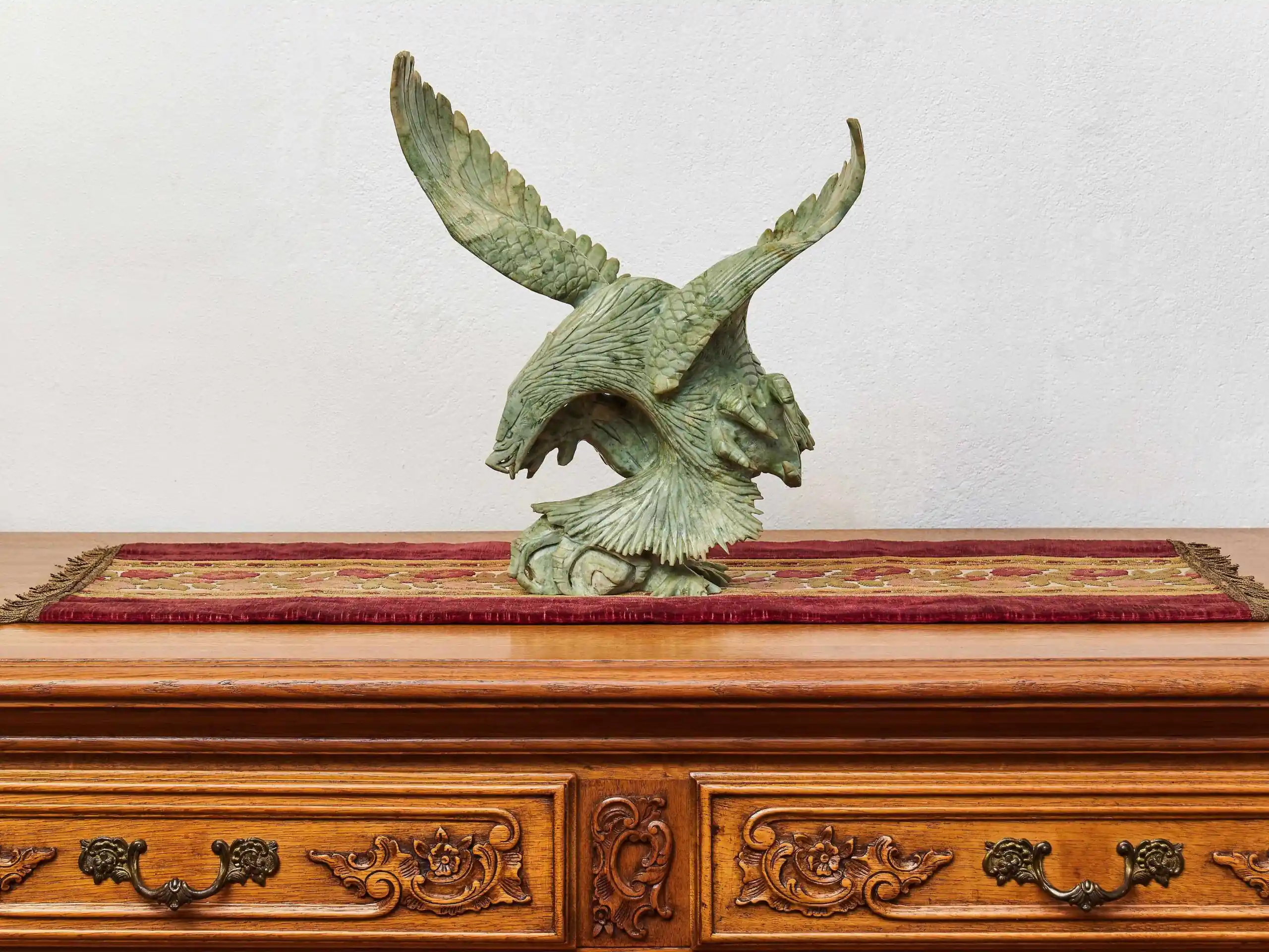 Socha stylizovaného orla z mastku – ručně vyřezávaná dekorace