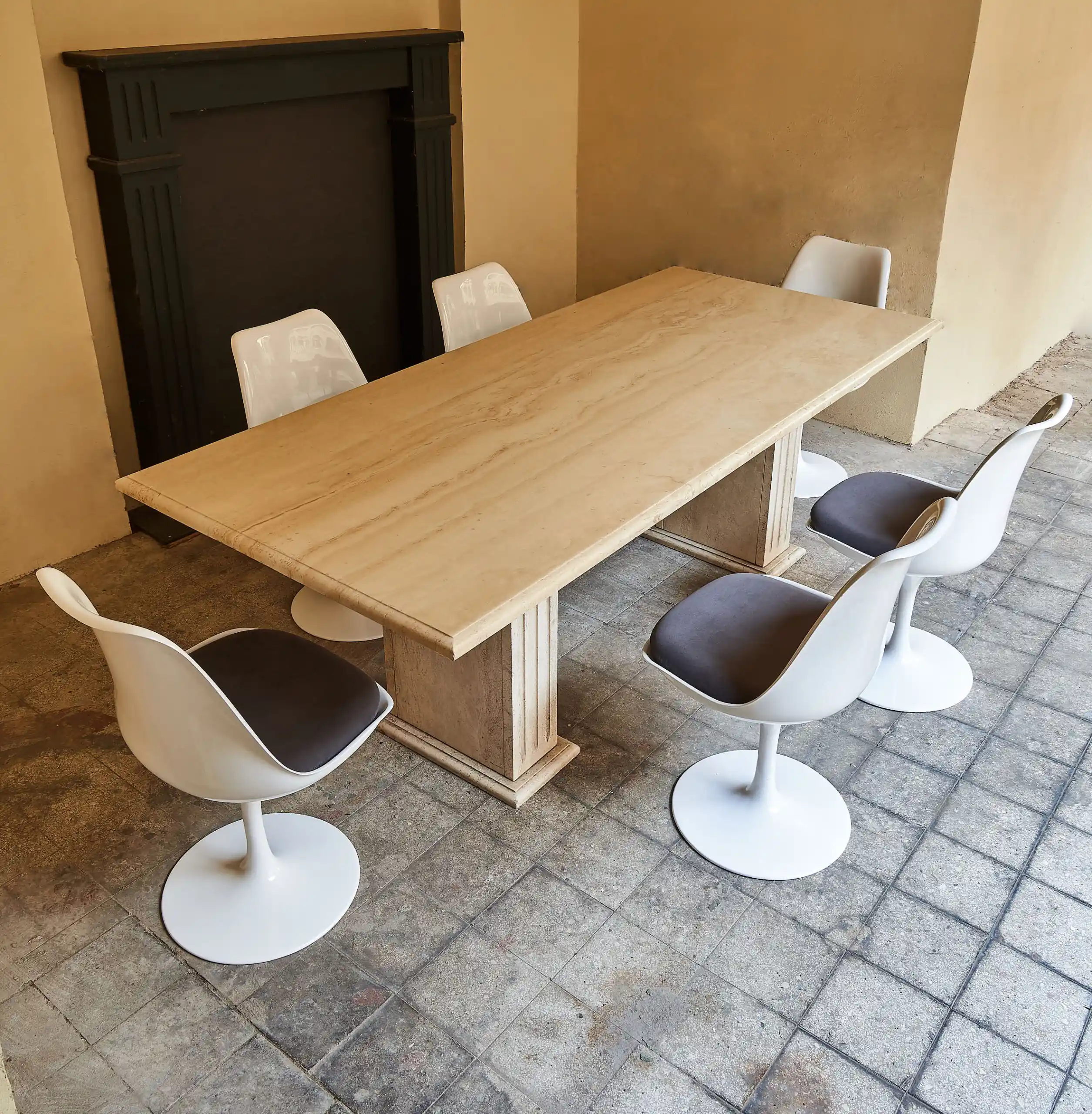 Venkovní jídelní stůl z travertinu, vyrobený kolem roku 1970