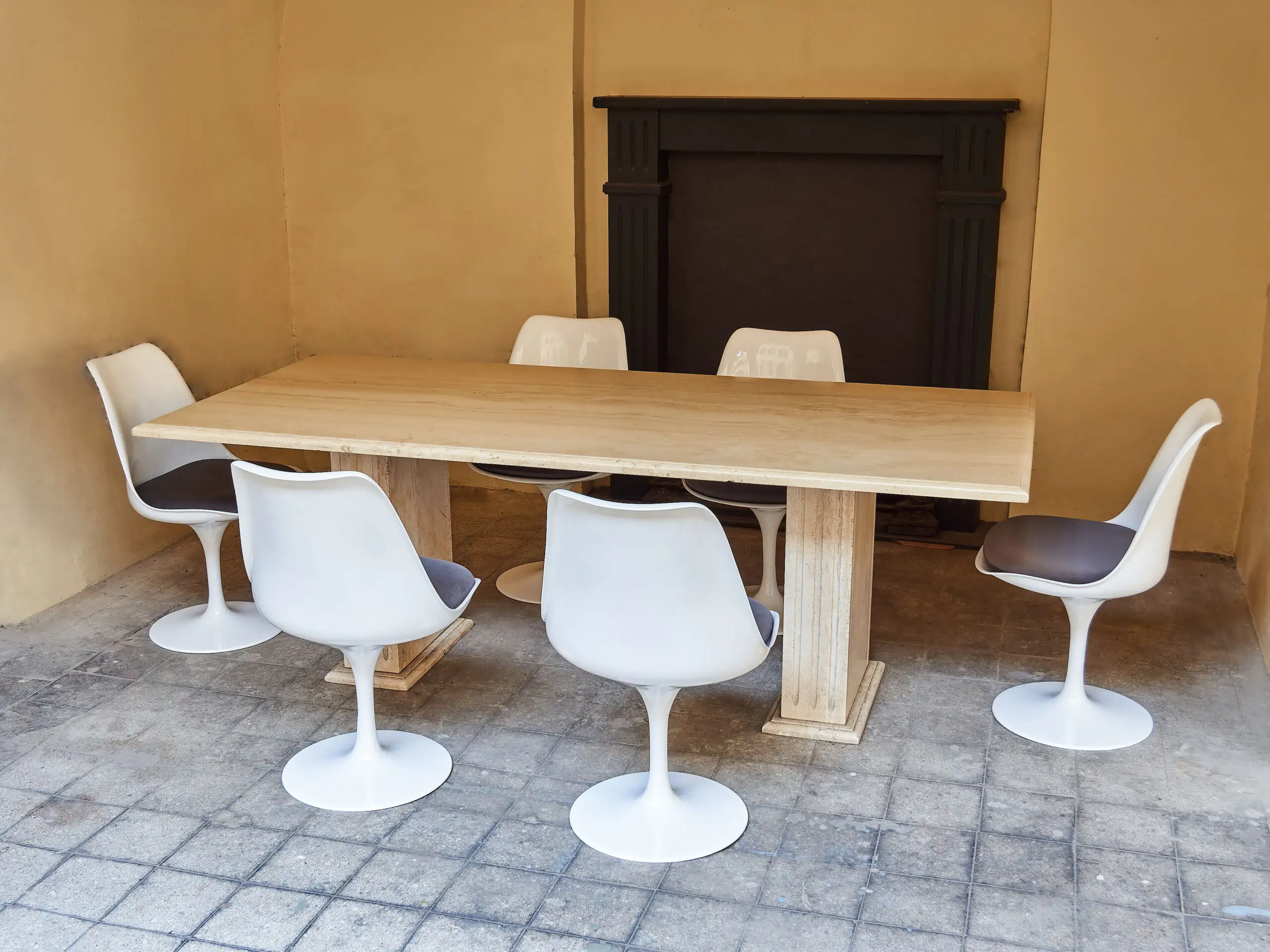 Venkovní jídelní stůl z travertinu, vyrobený kolem roku 1970