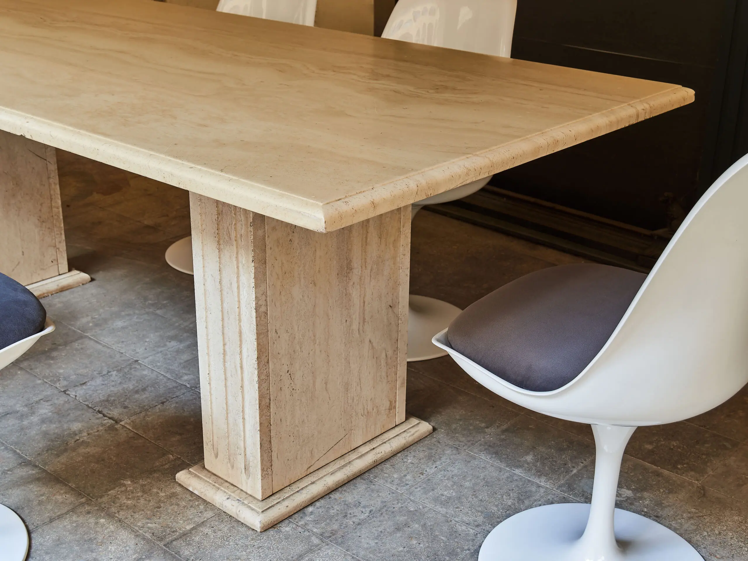 Venkovní jídelní stůl z travertinu, vyrobený kolem roku 1970