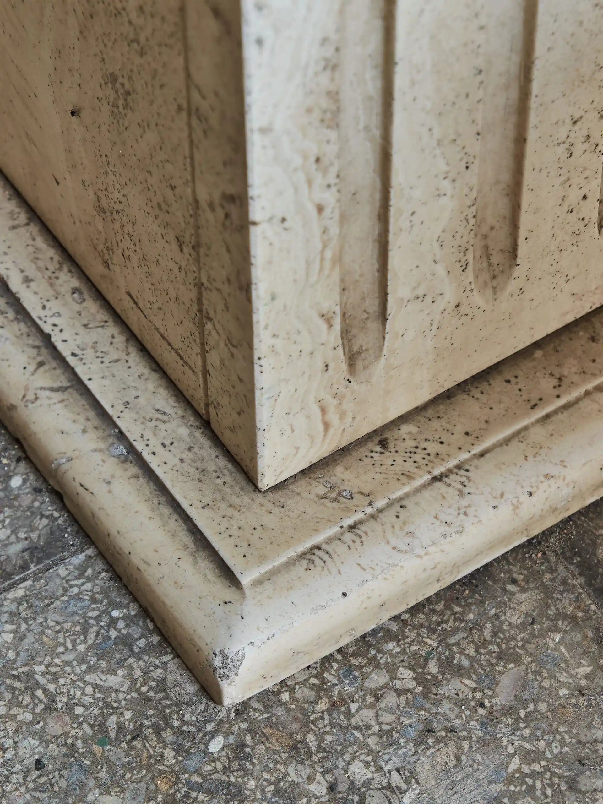 Venkovní jídelní stůl z travertinu, vyrobený kolem roku 1970