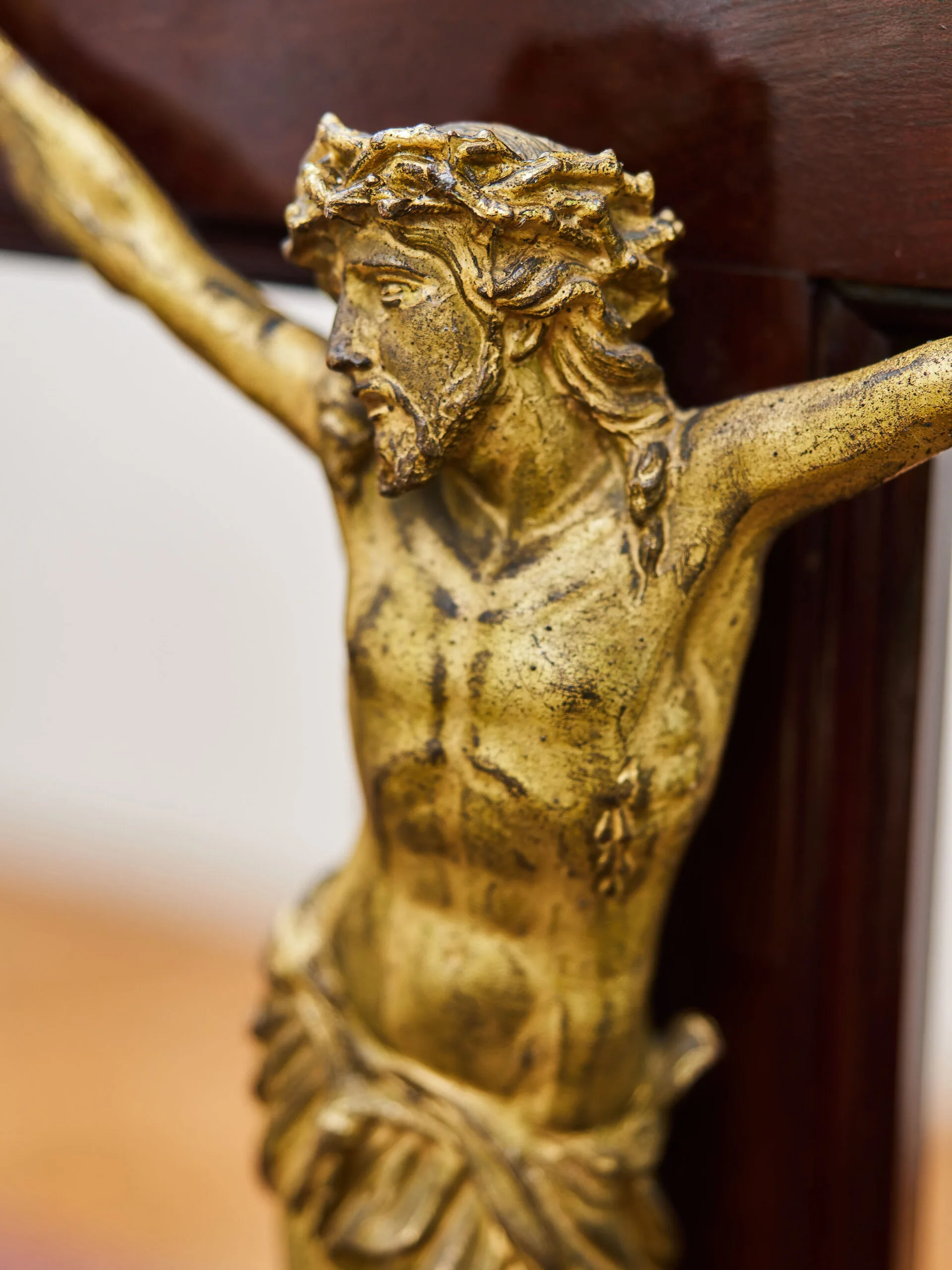 Starožitný stolní krucifix z masivního mahagonu a kovu