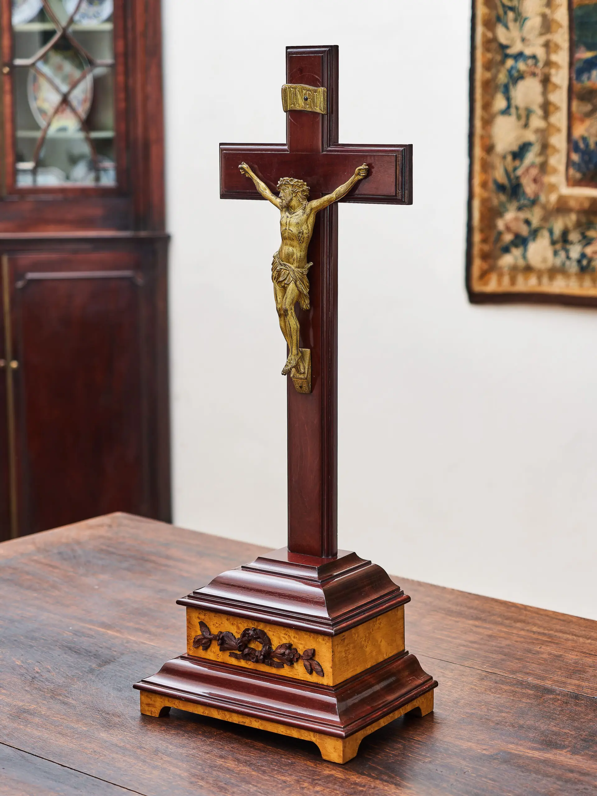 Starožitný stolní krucifix z masivního mahagonu a kovu