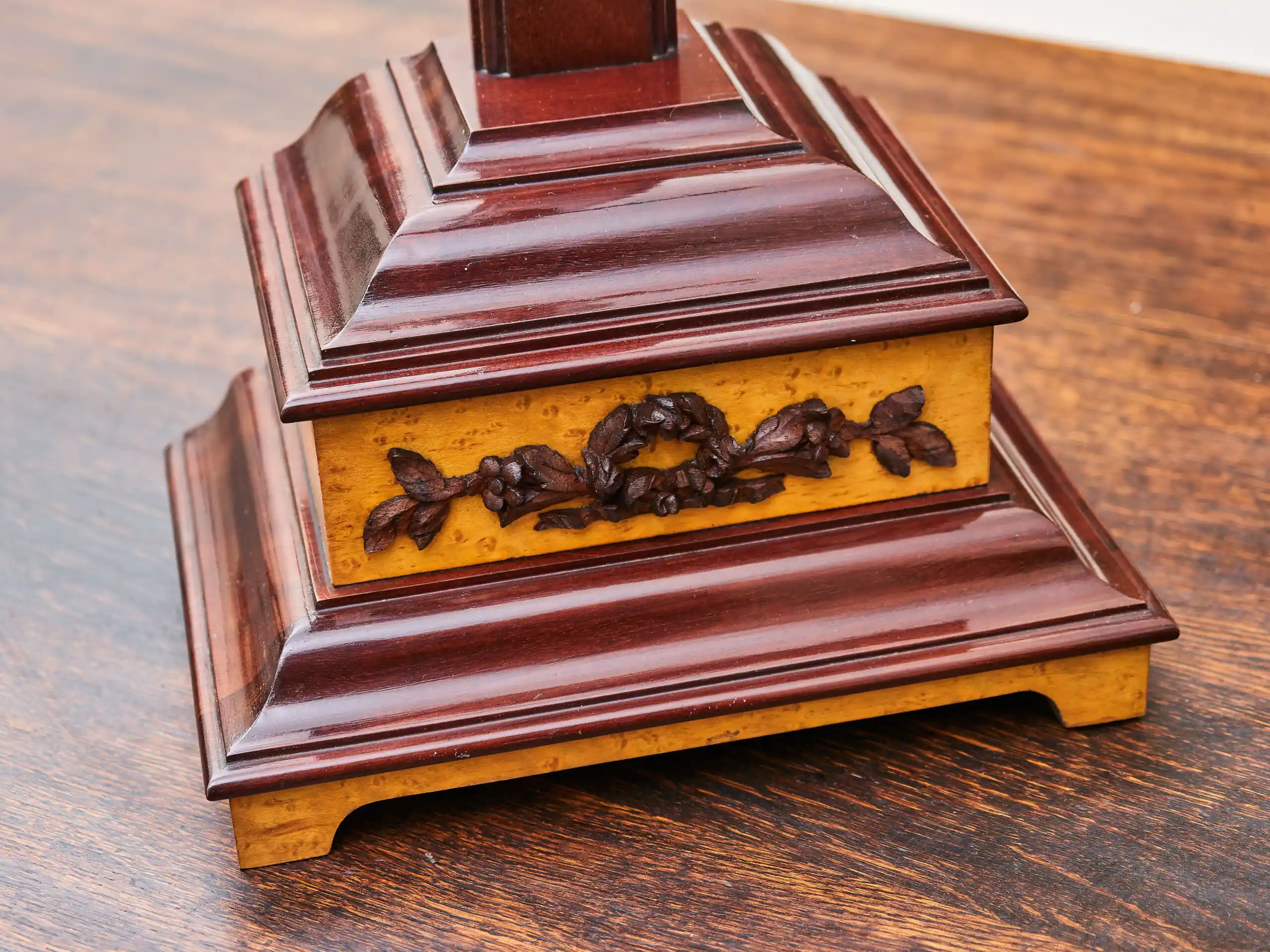 Starožitný stolní krucifix z masivního mahagonu a kovu