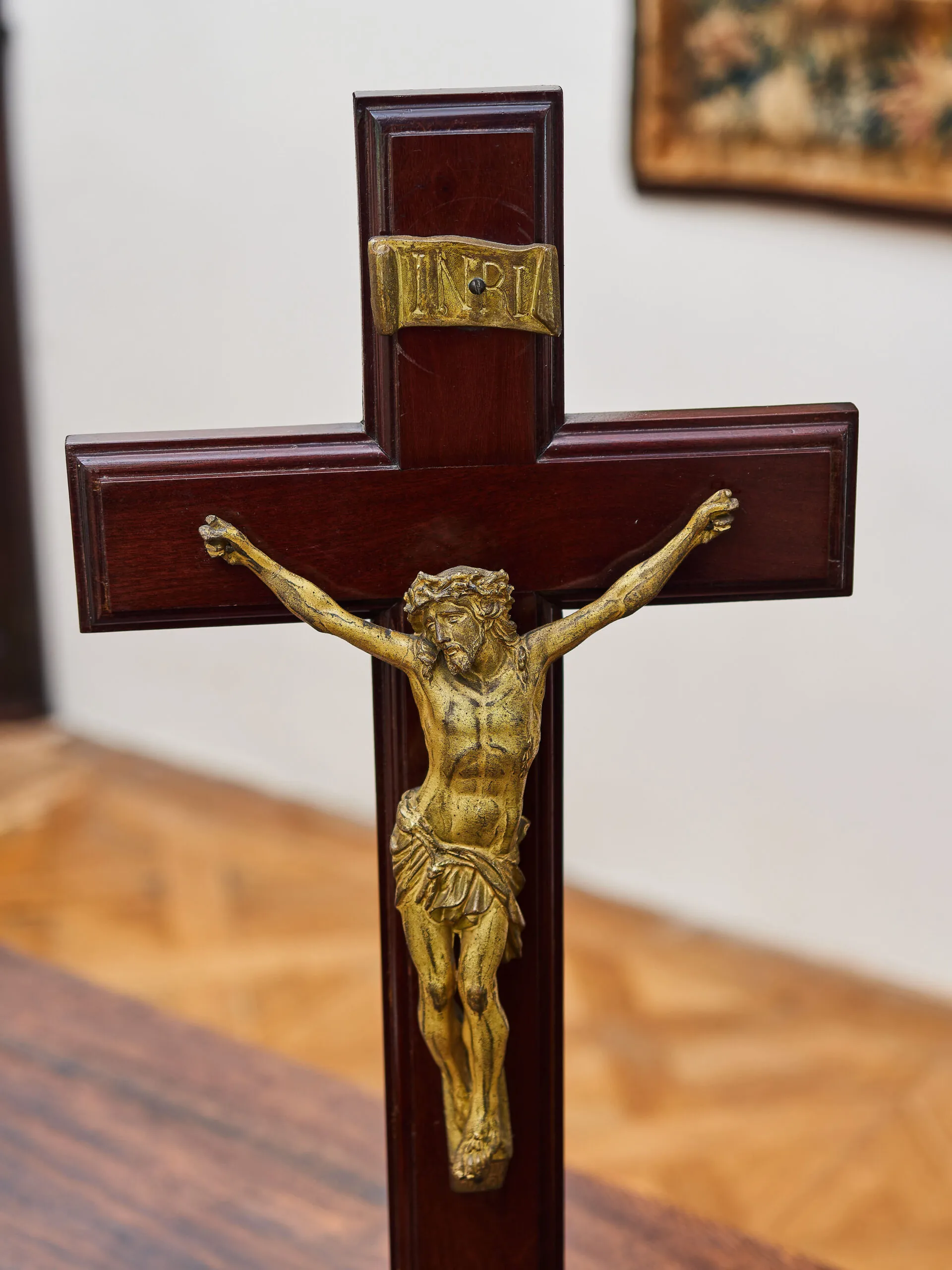 Starožitný stolní krucifix z masivního mahagonu a kovu