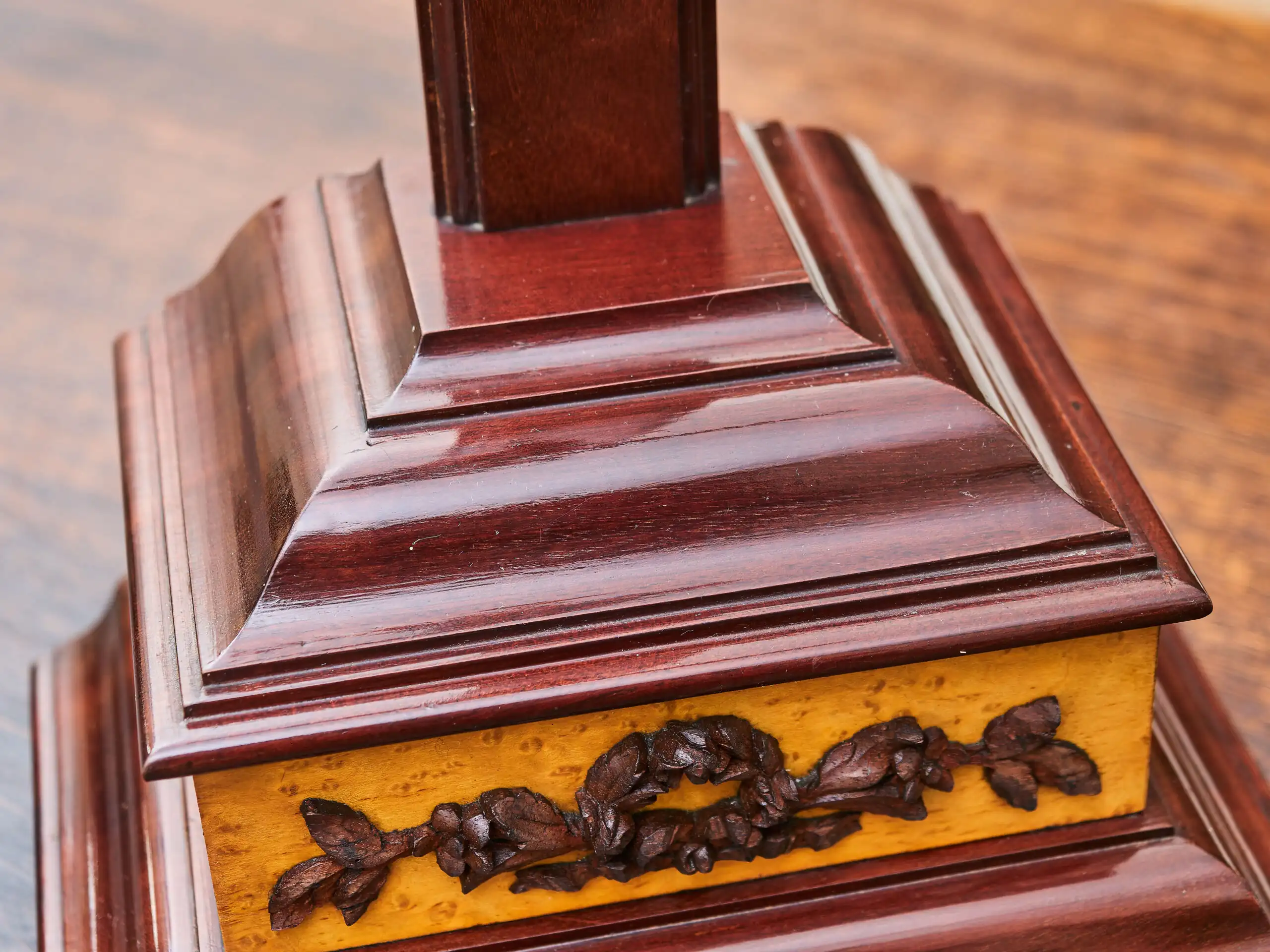 Starožitný stolní krucifix z masivního mahagonu a kovu