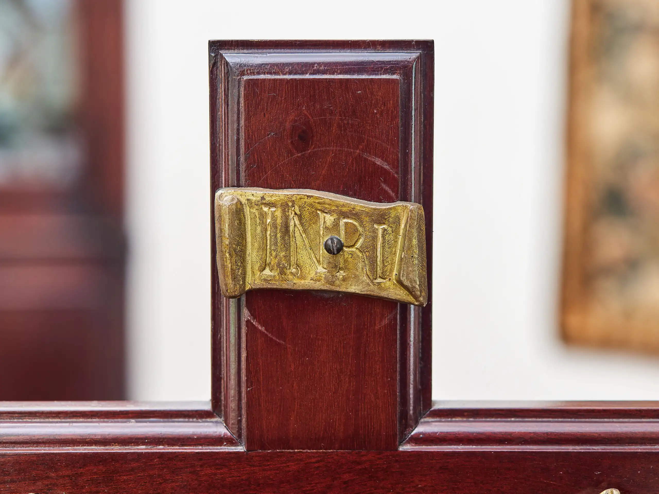 Starožitný stolní krucifix z masivního mahagonu a kovu