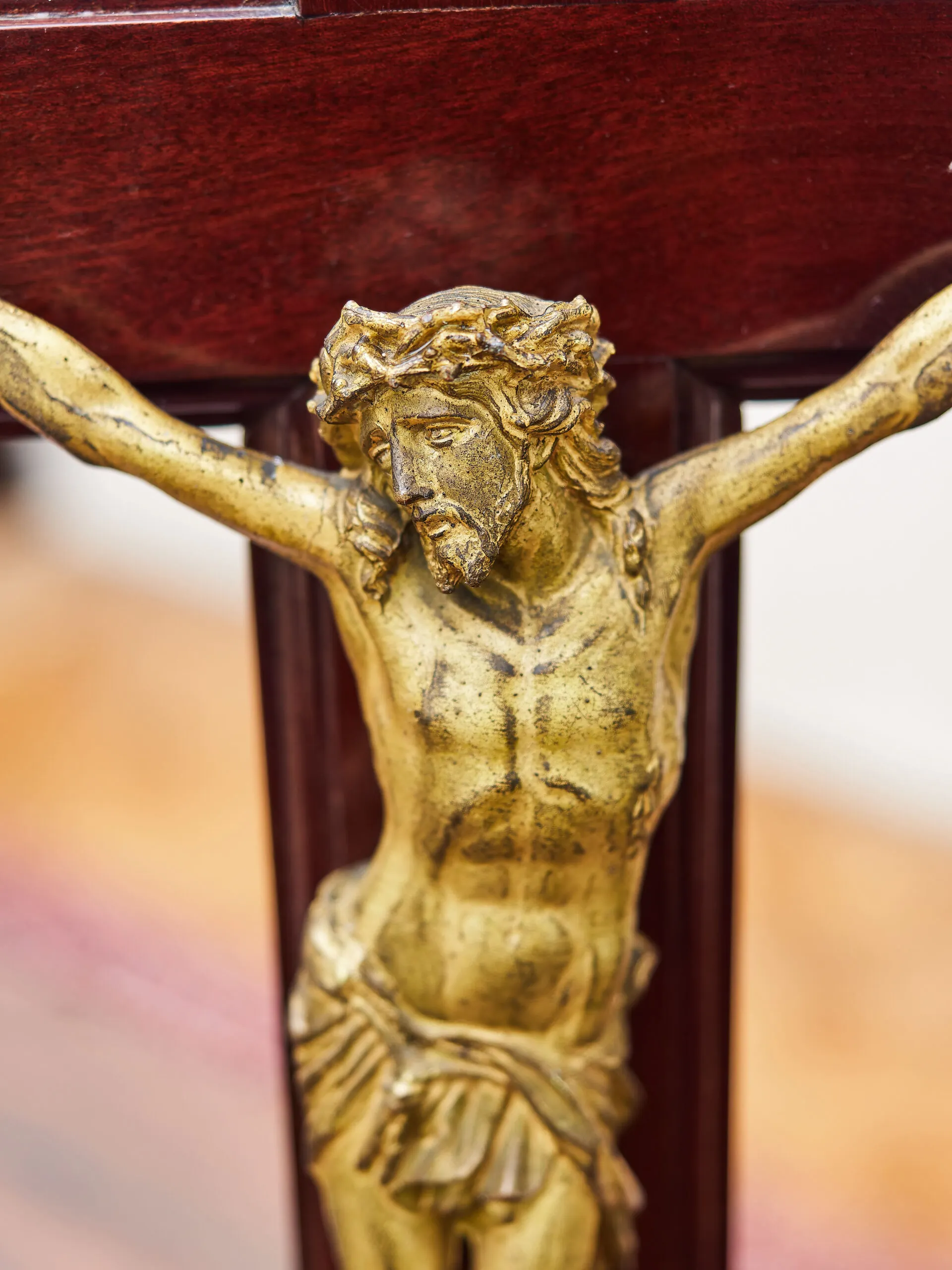 Starožitný stolní krucifix z masivního mahagonu a kovu