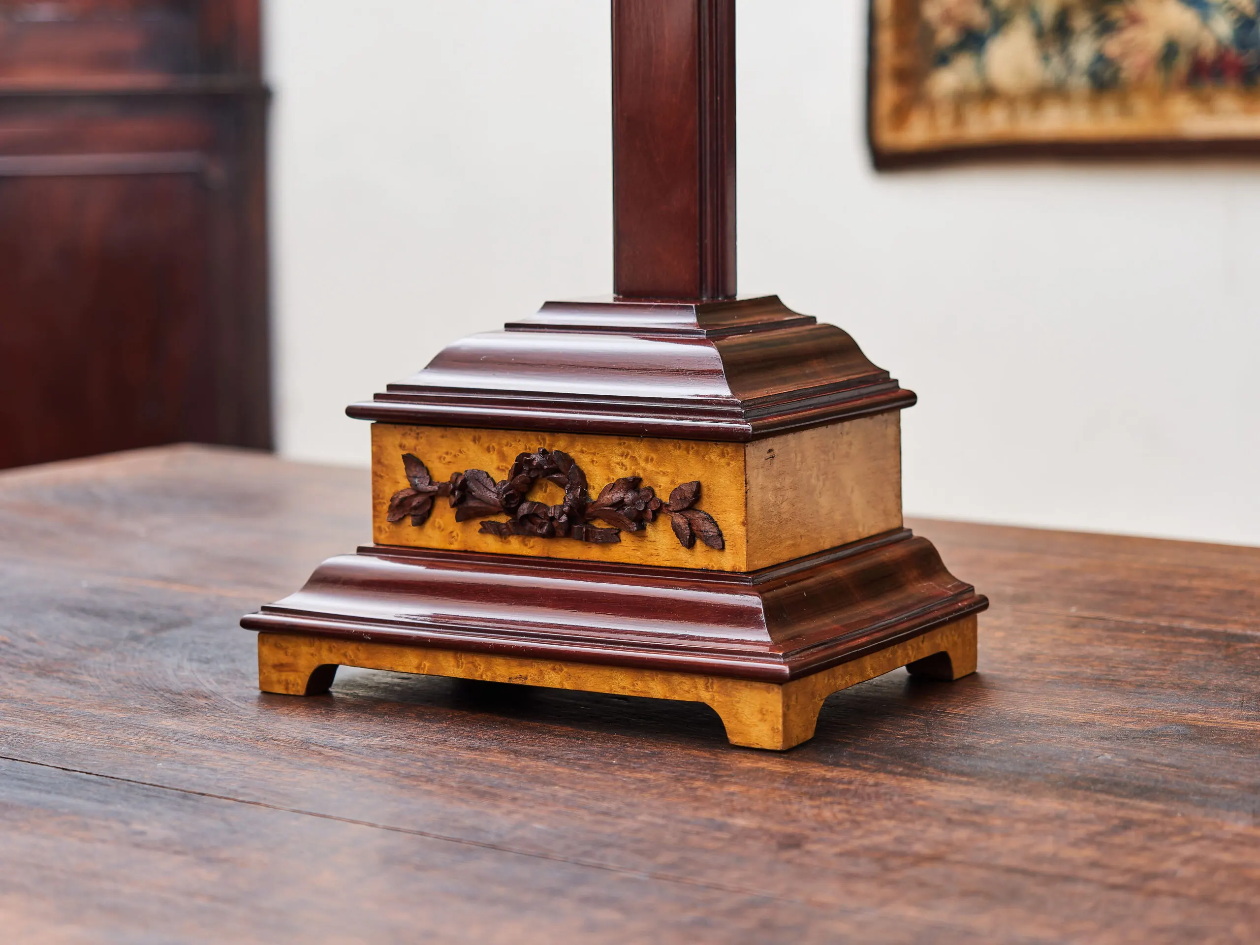 Starožitný stolní krucifix z masivního mahagonu a kovu