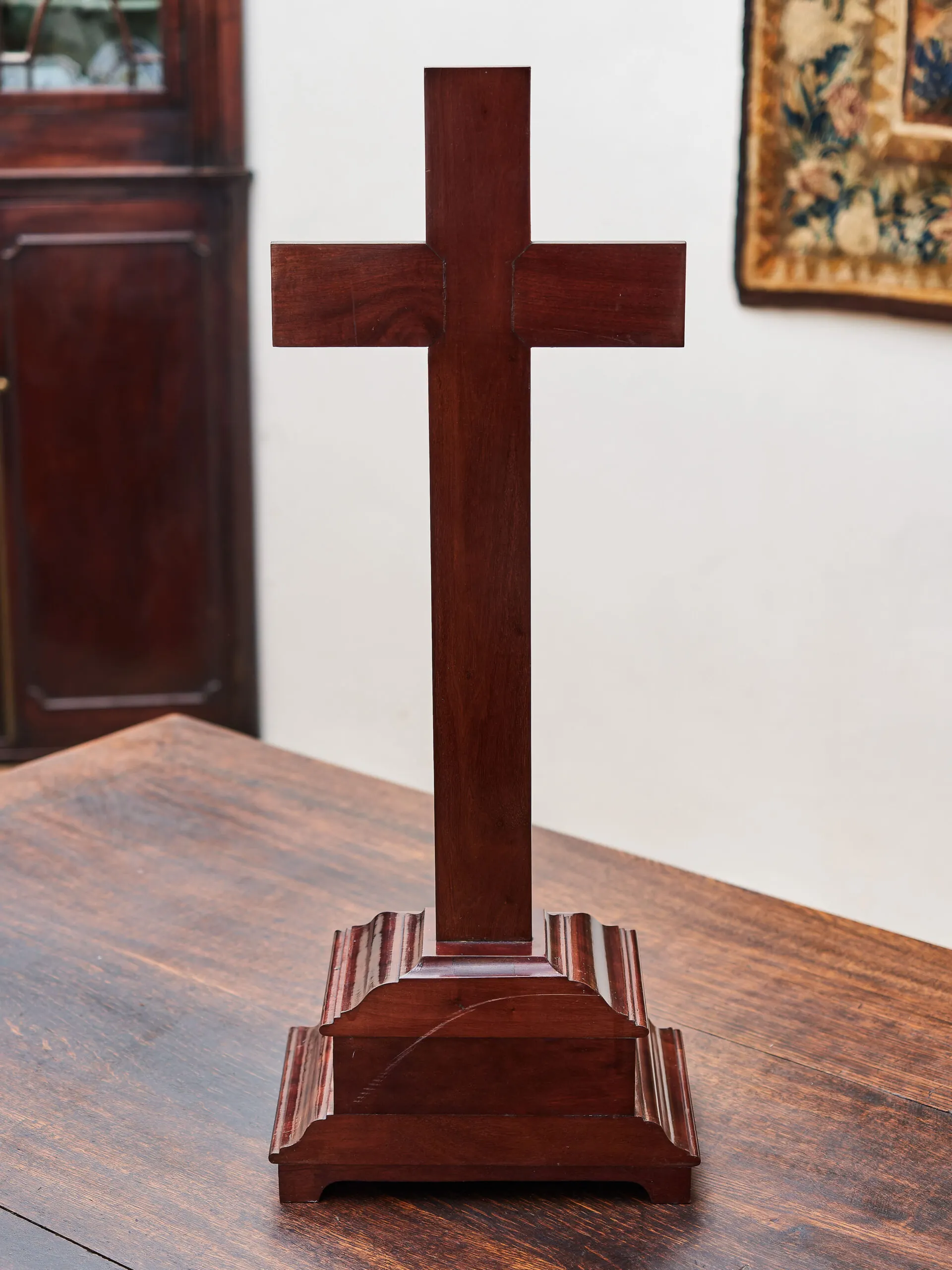 Starožitný stolní krucifix z masivního mahagonu a kovu