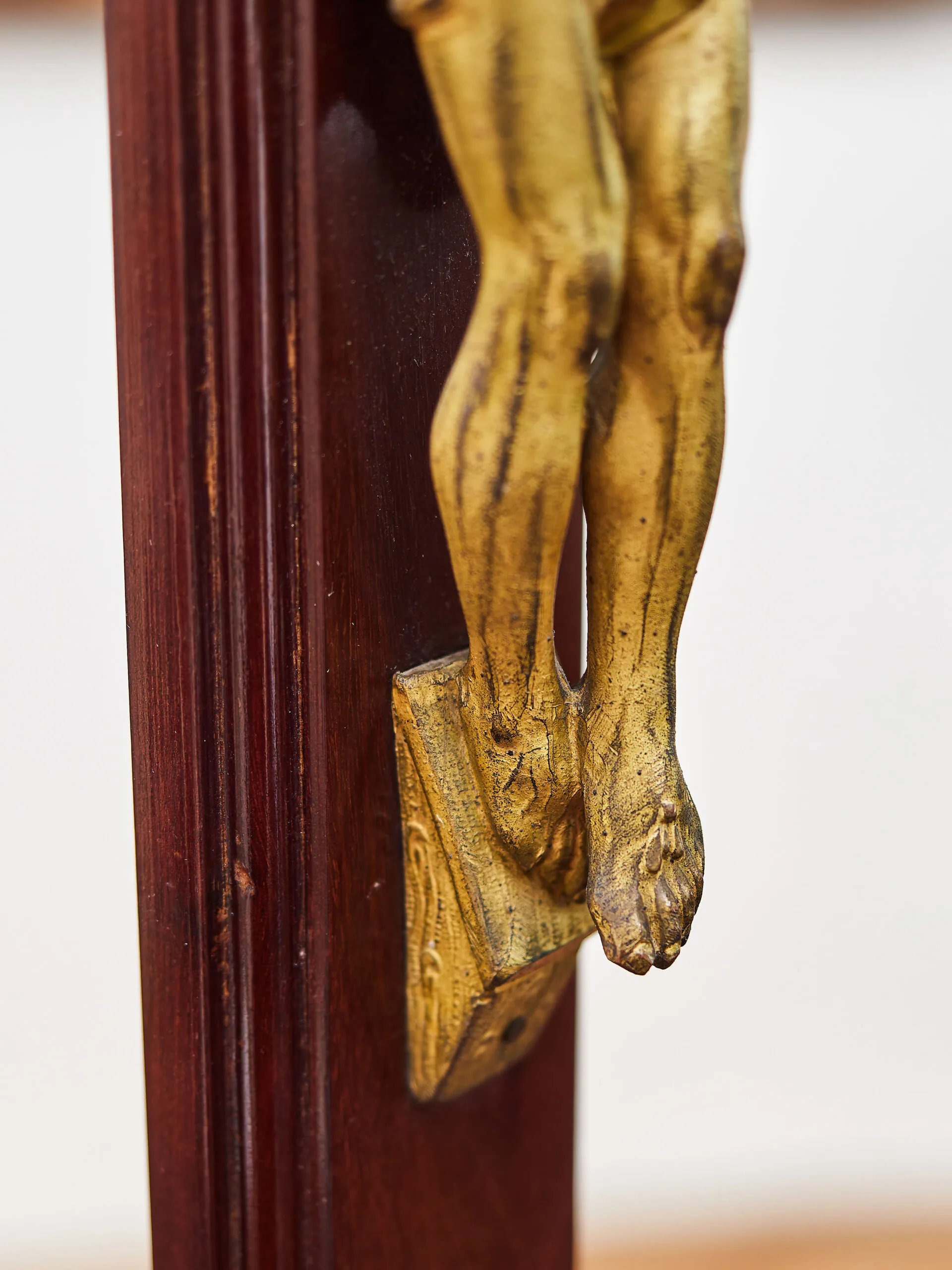 Starožitný stolní krucifix z masivního mahagonu a kovu