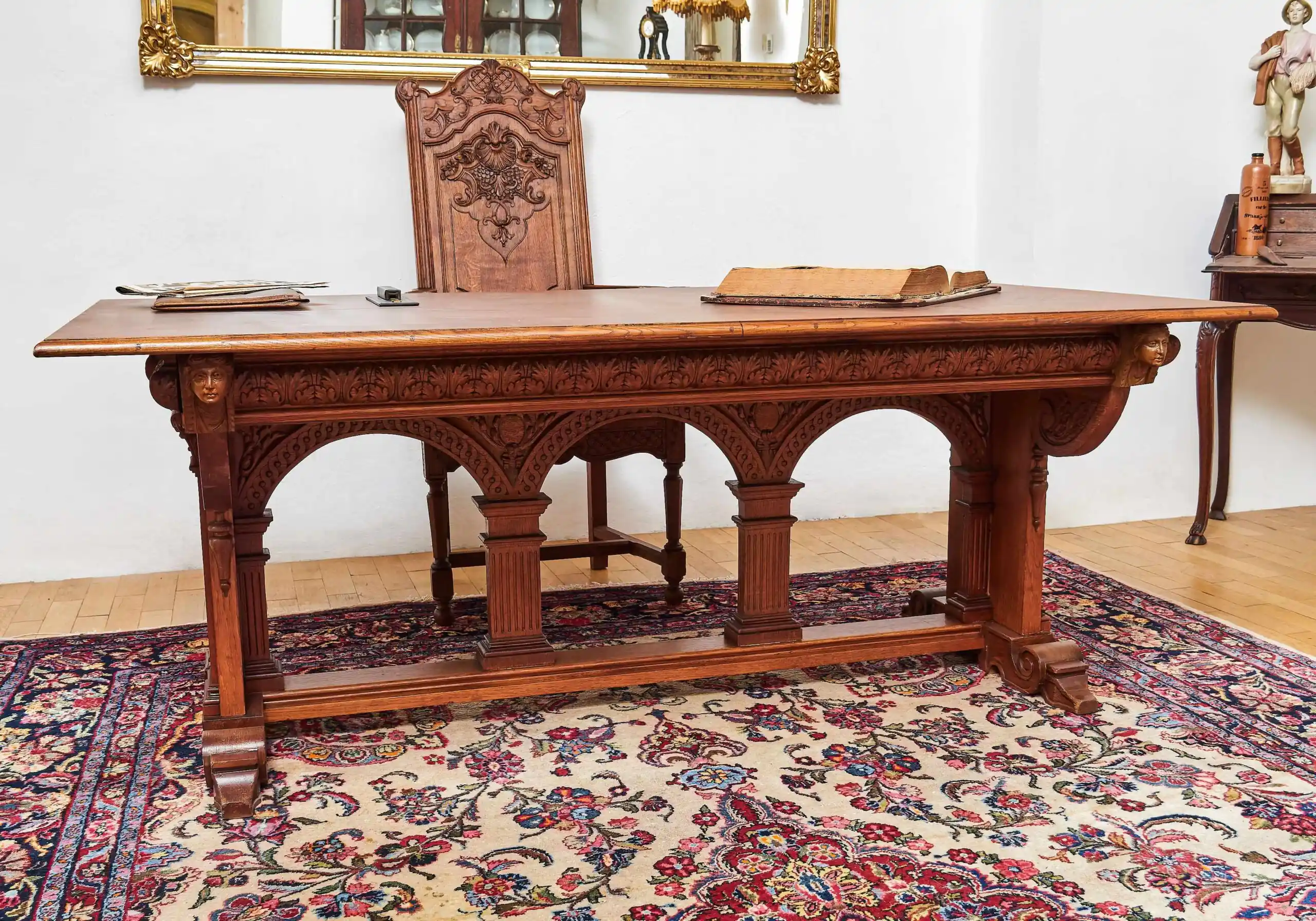 Neogotický vyřezávaný stůl. Dub. Rozkládací na 386 cm