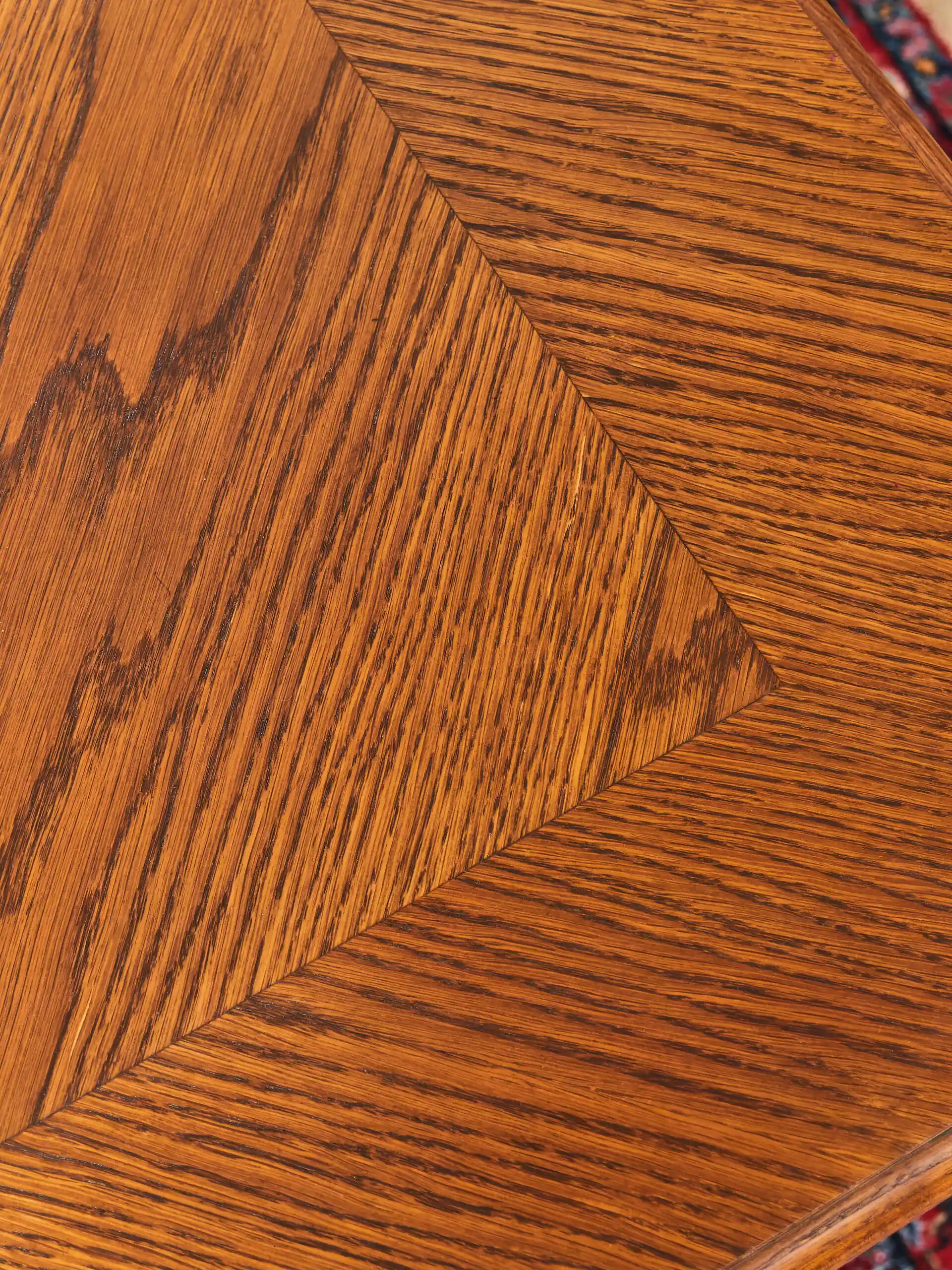 Neogotický vyřezávaný stůl. Dub. Rozkládací na 386 cm