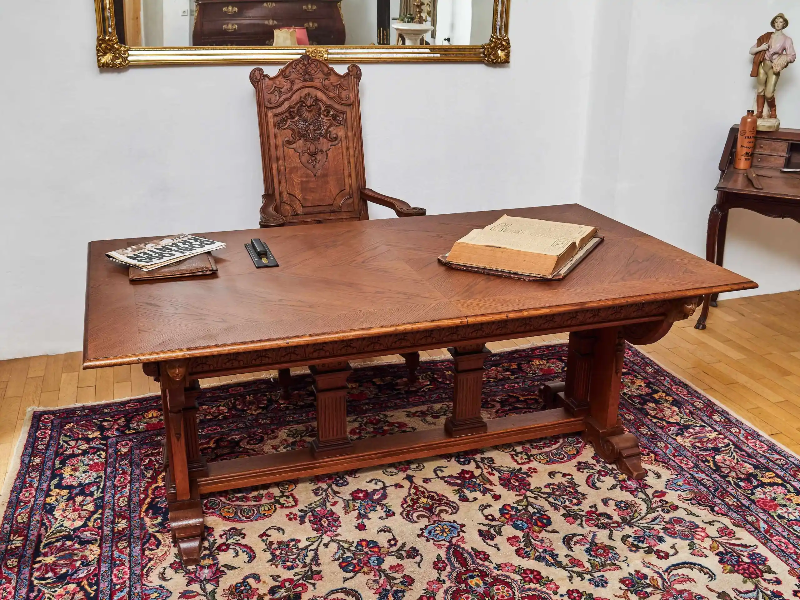 Neogotický vyřezávaný stůl. Dub. Rozkládací na 386 cm