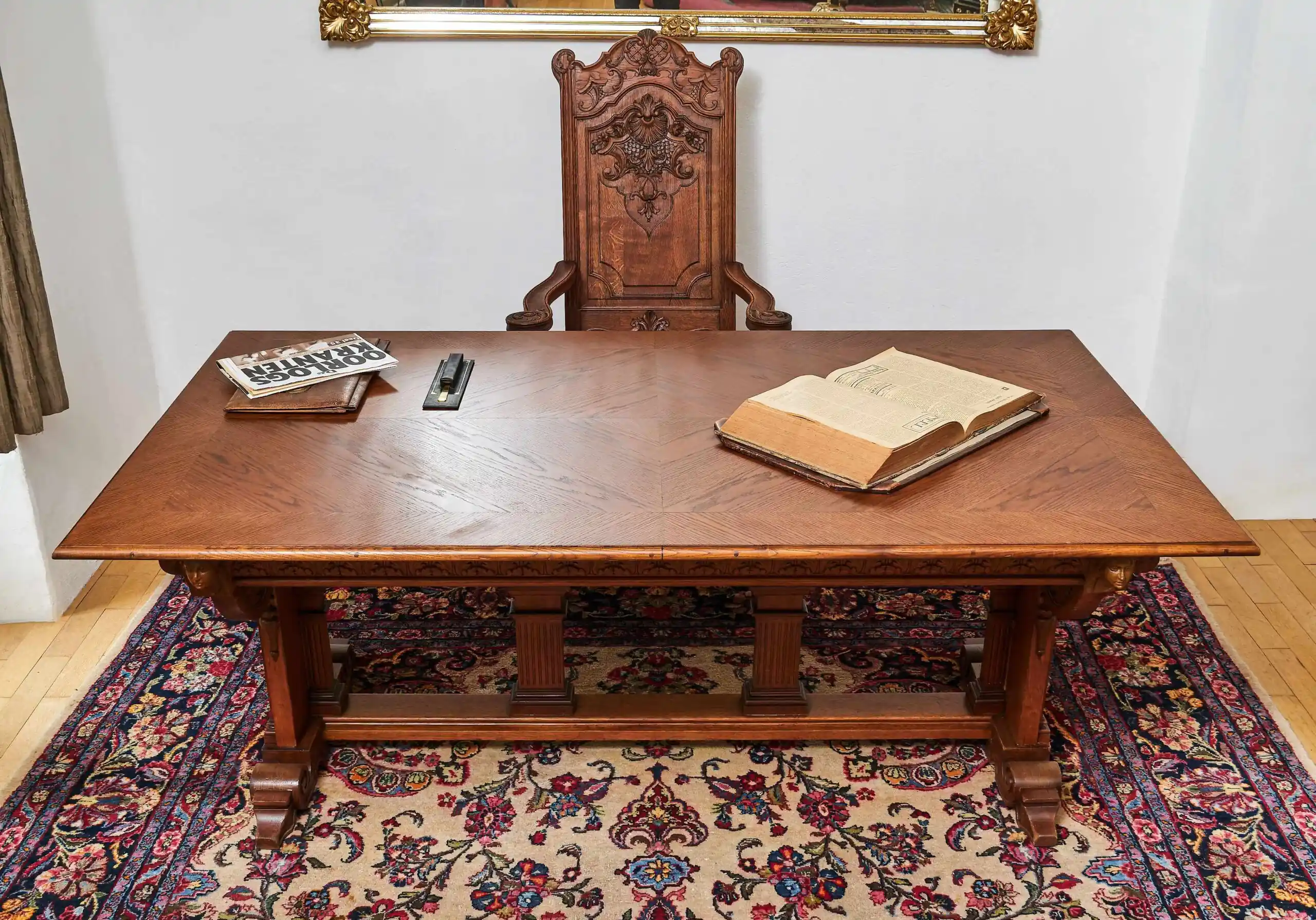 Neogotický vyřezávaný stůl. Dub. Rozkládací na 386 cm