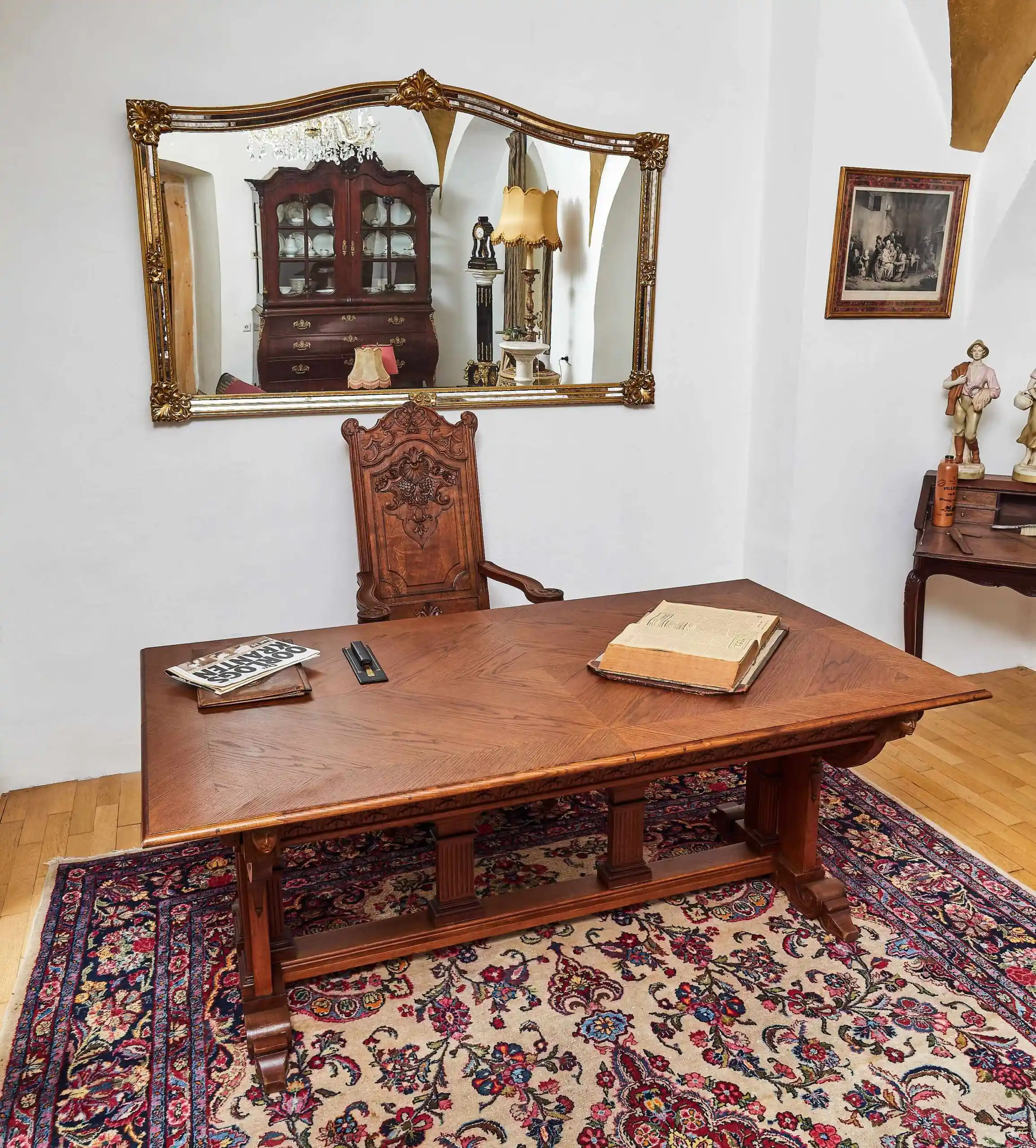 Neogotický vyřezávaný stůl. Dub. Rozkládací na 386 cm