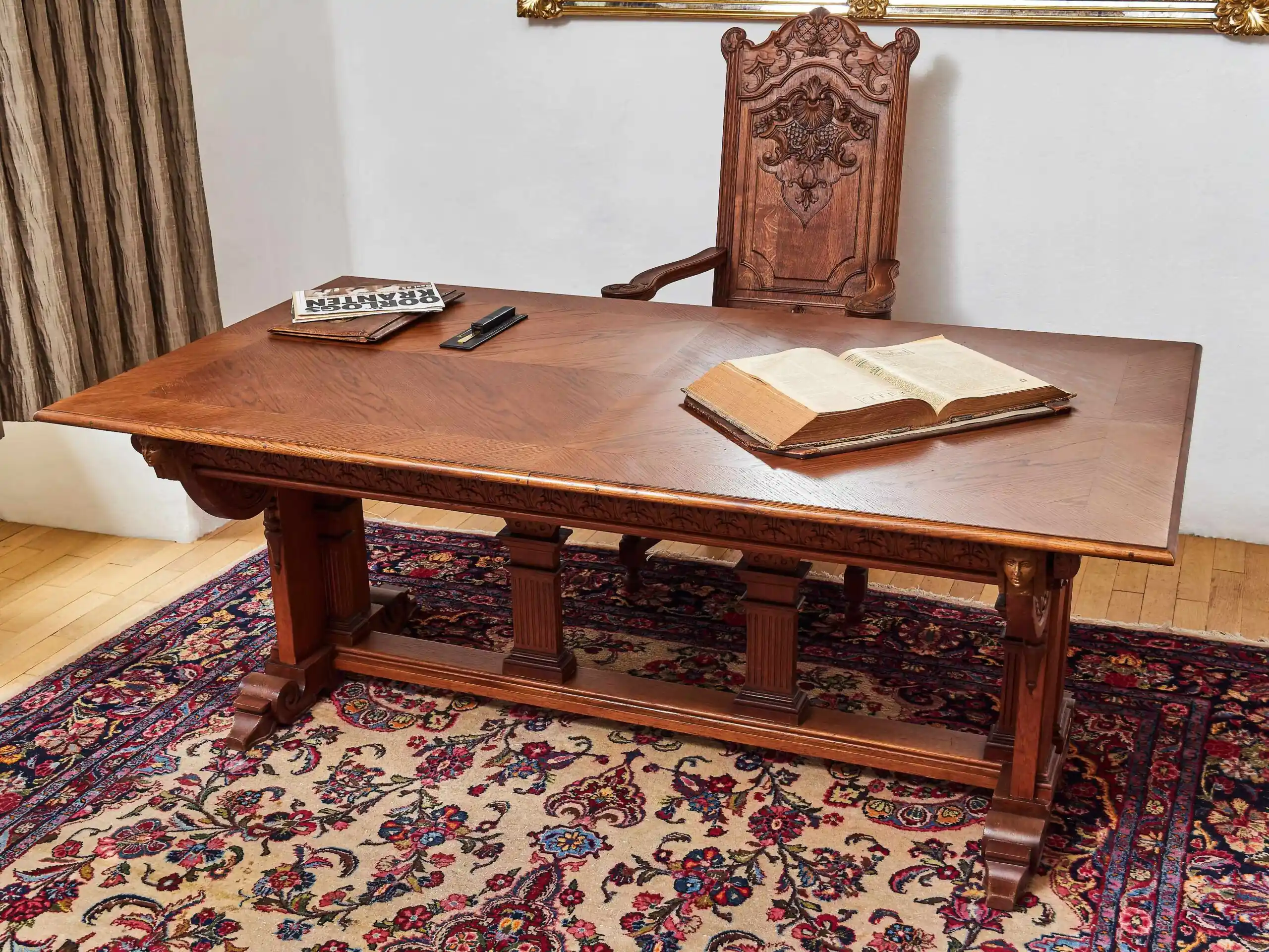 Neogotický vyřezávaný stůl. Dub. Rozkládací na 386 cm