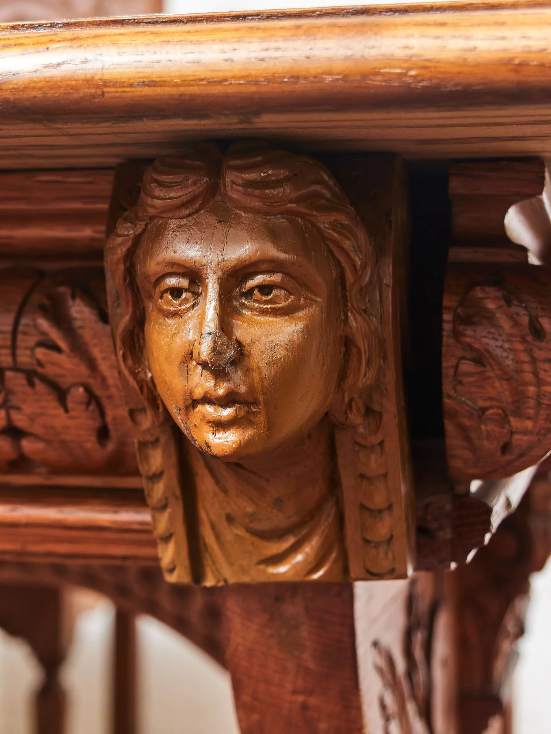 Neogotický vyřezávaný stůl. Dub. Rozkládací na 386 cm