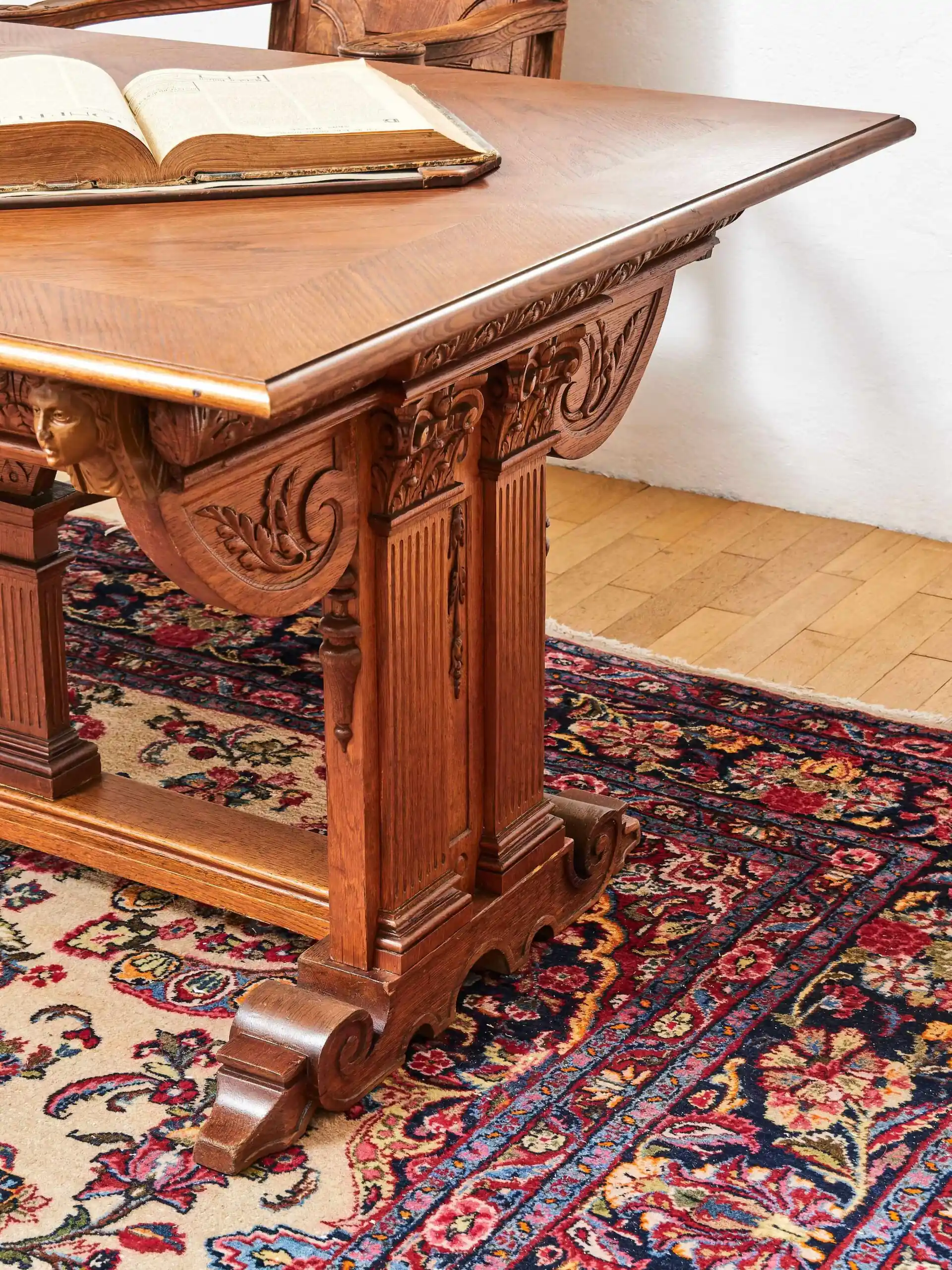 Neogotický vyřezávaný stůl. Dub. Rozkládací na 386 cm