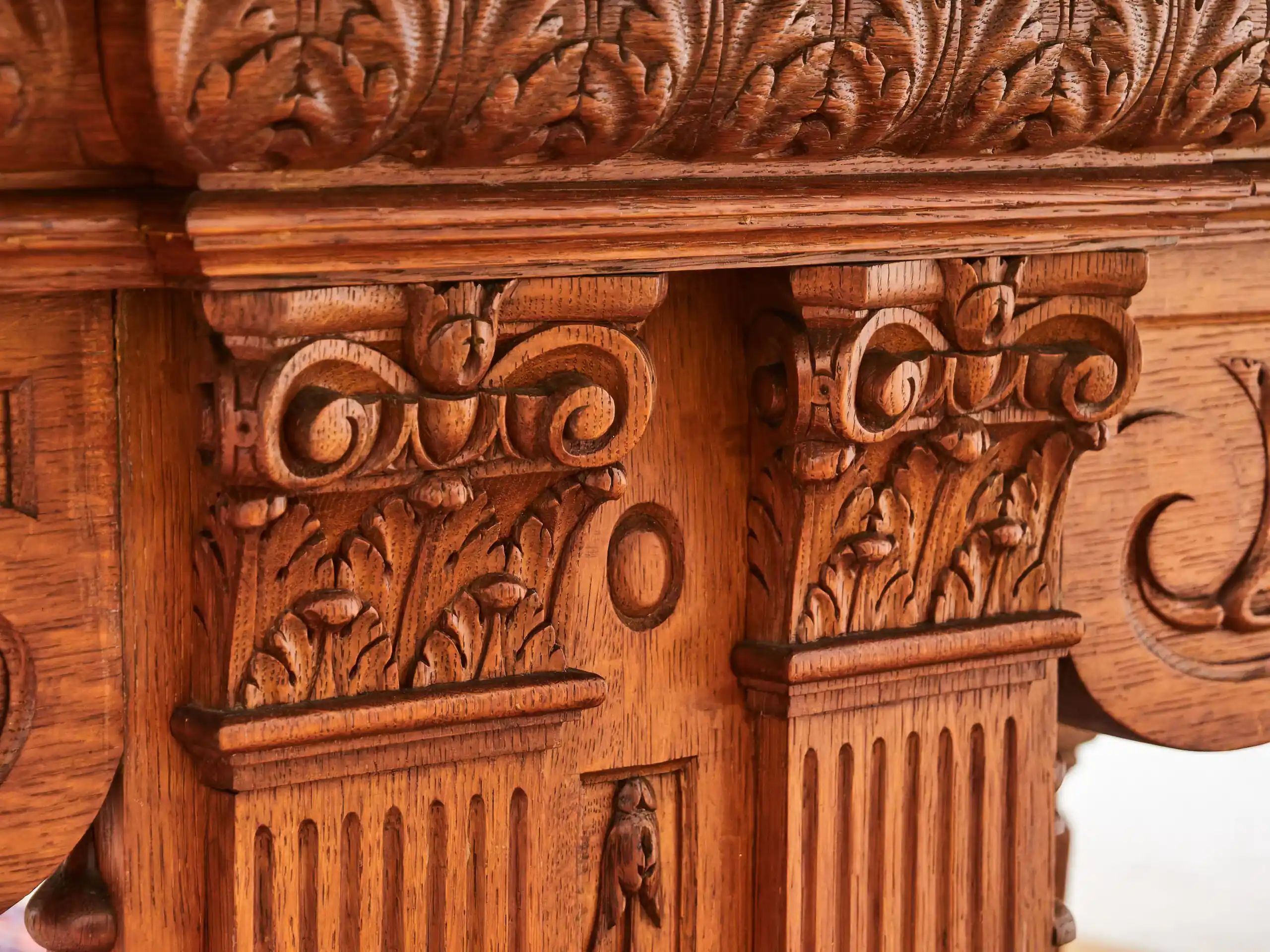 Neogotický vyřezávaný stůl. Dub. Rozkládací na 386 cm