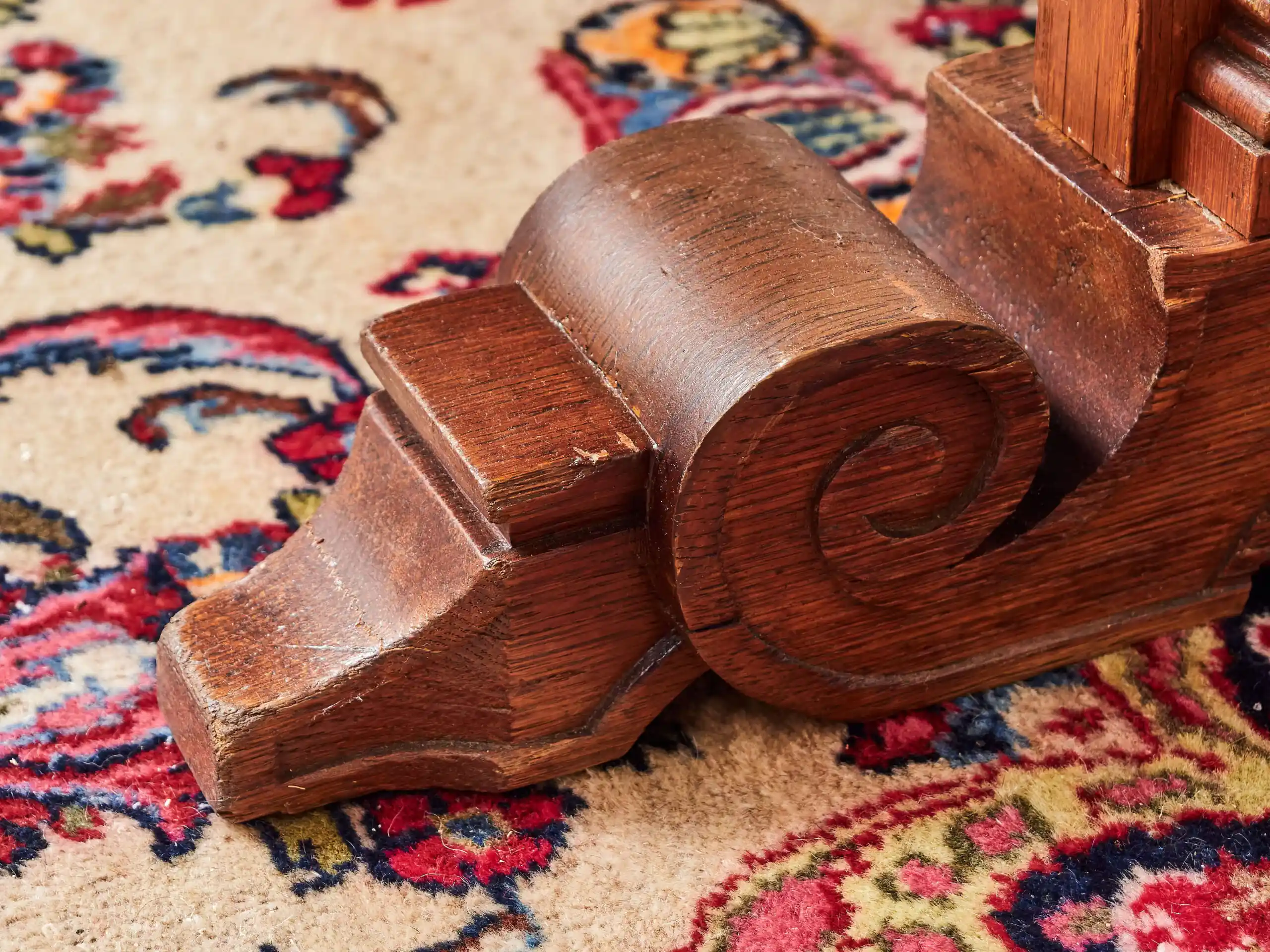 Neogotický vyřezávaný stůl. Dub. Rozkládací na 386 cm