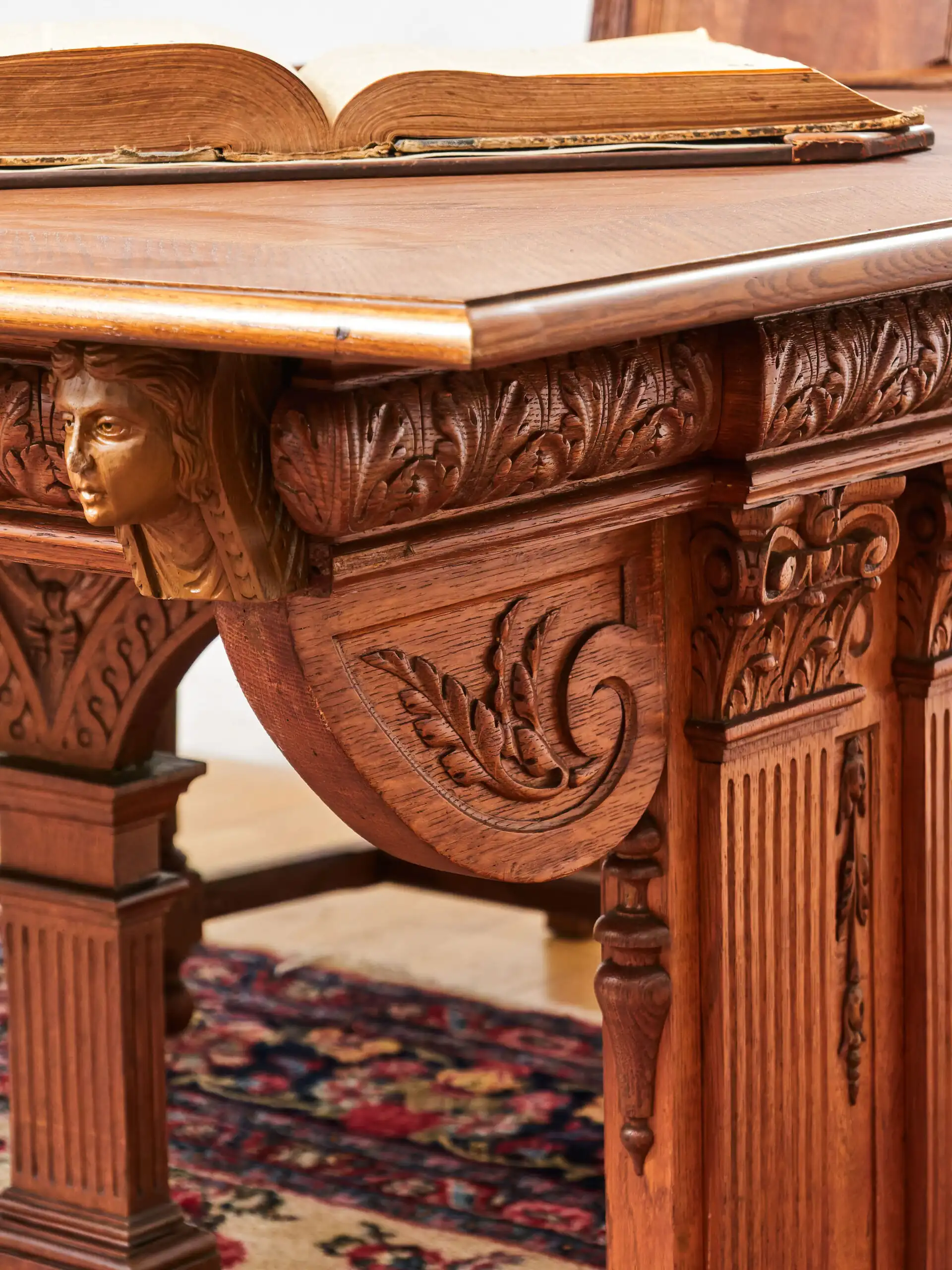 Neogotický vyřezávaný stůl. Dub. Rozkládací na 386 cm