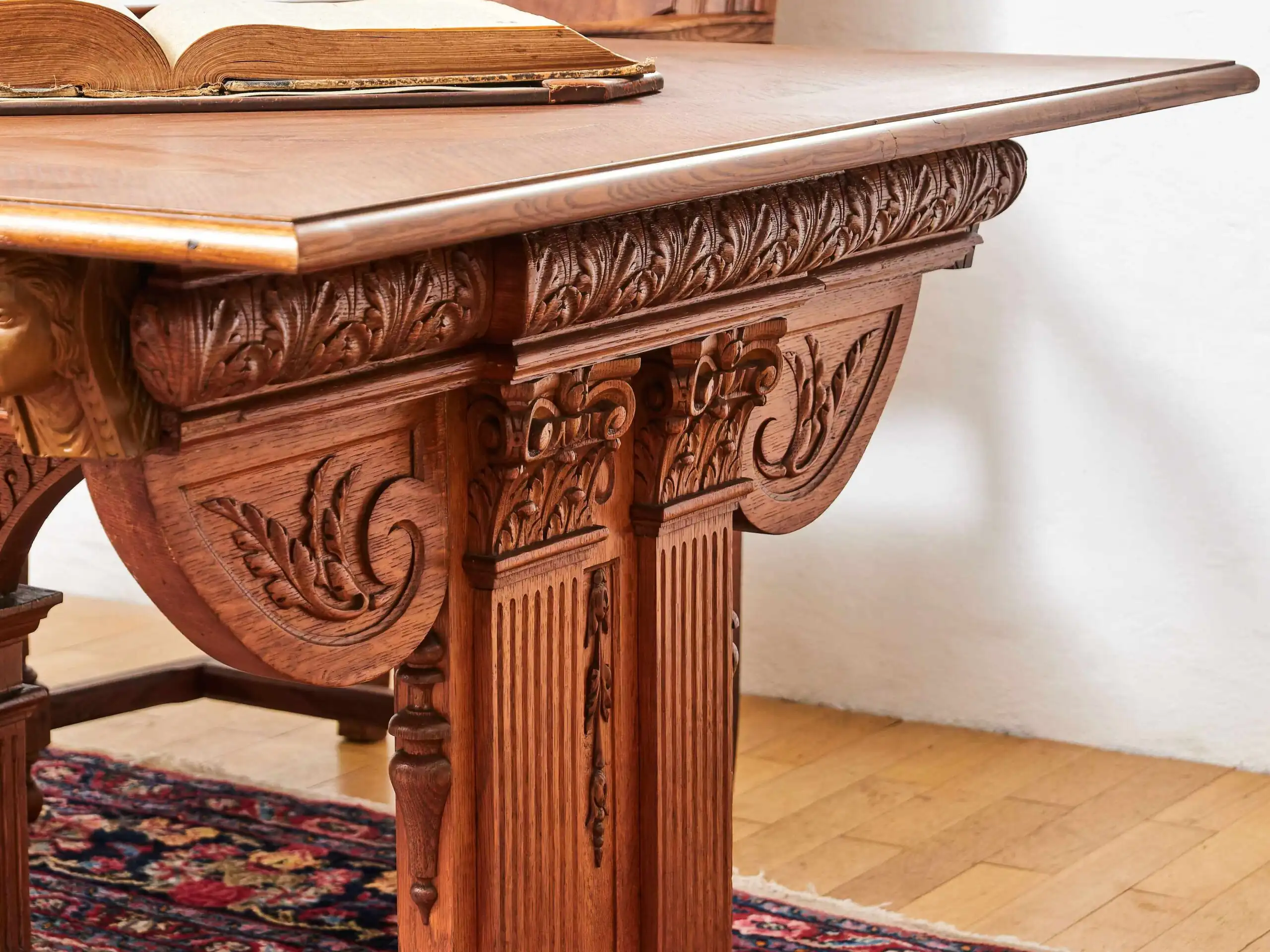 Neogotický vyřezávaný stůl. Dub. Rozkládací na 386 cm