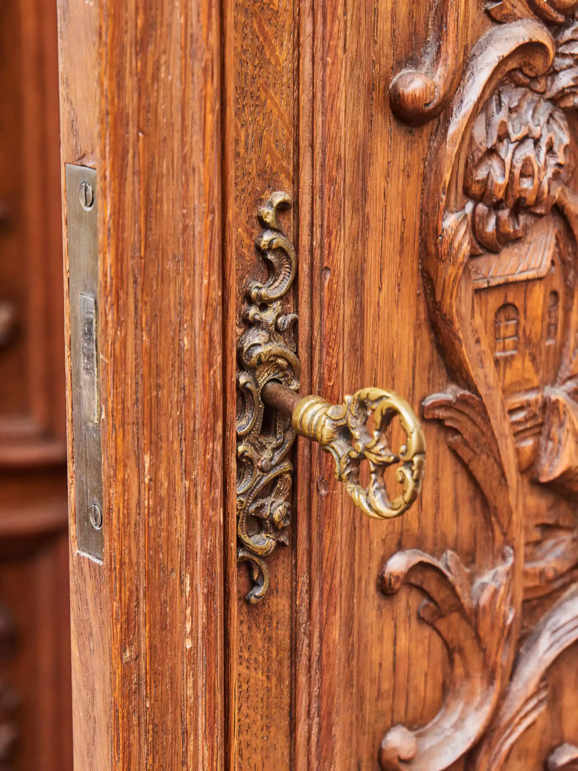 Bohatě vyřezávaná Lutyšská skříň – Reservé V.V.