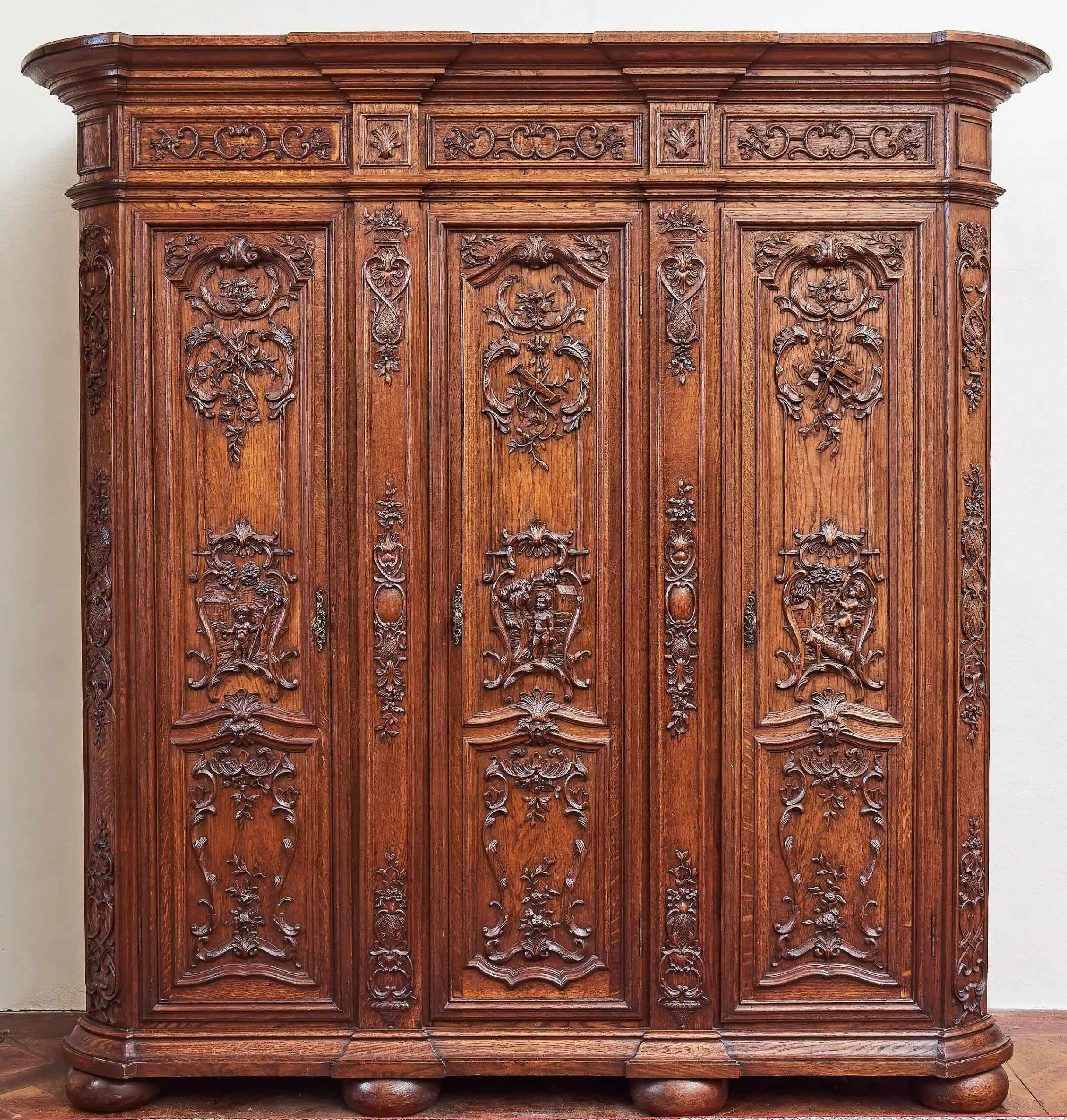 Bohatě vyřezávaná Lutyšská skříň – Reservé V.V.