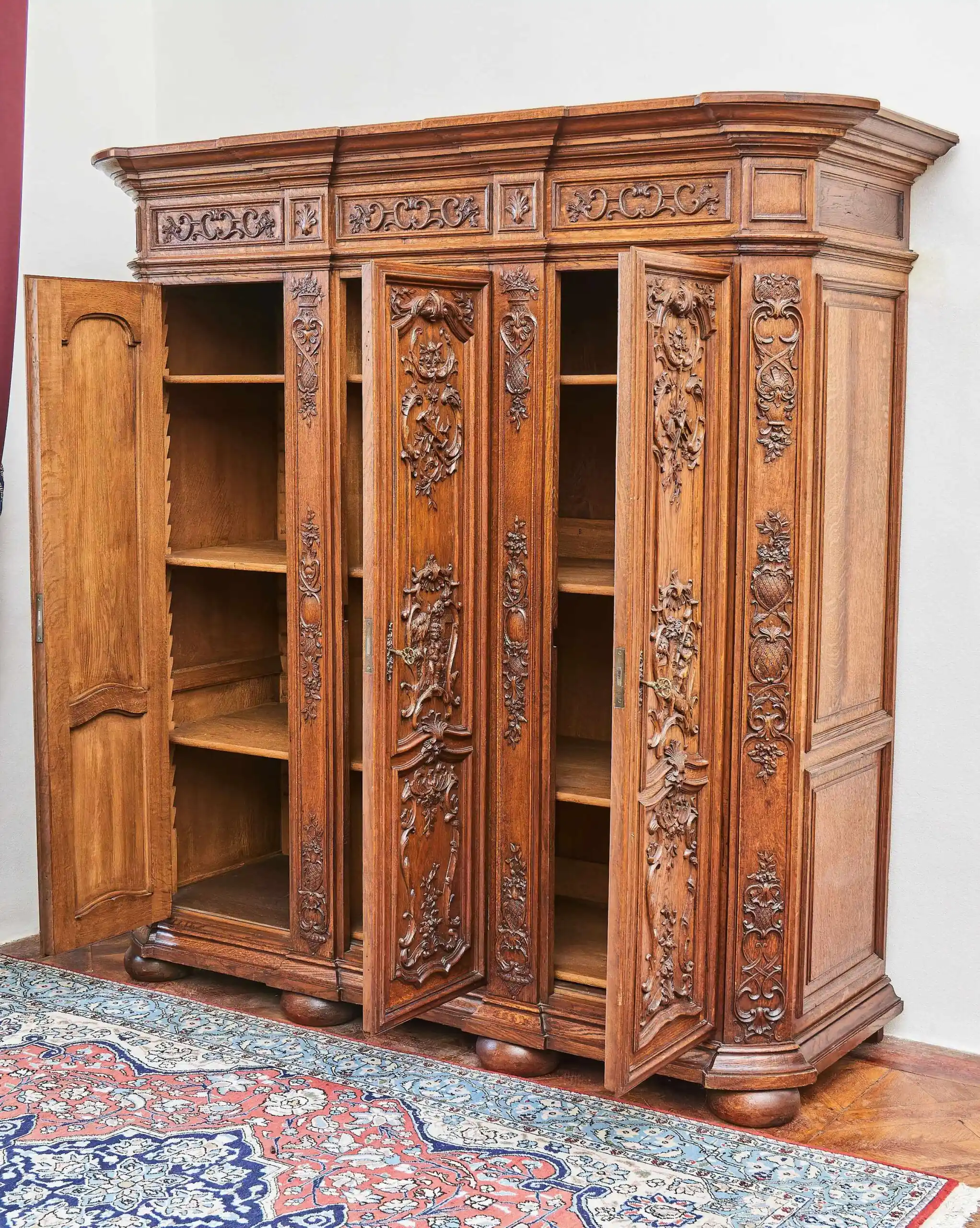 Bohatě vyřezávaná Lutyšská skříň – Reservé V.V.