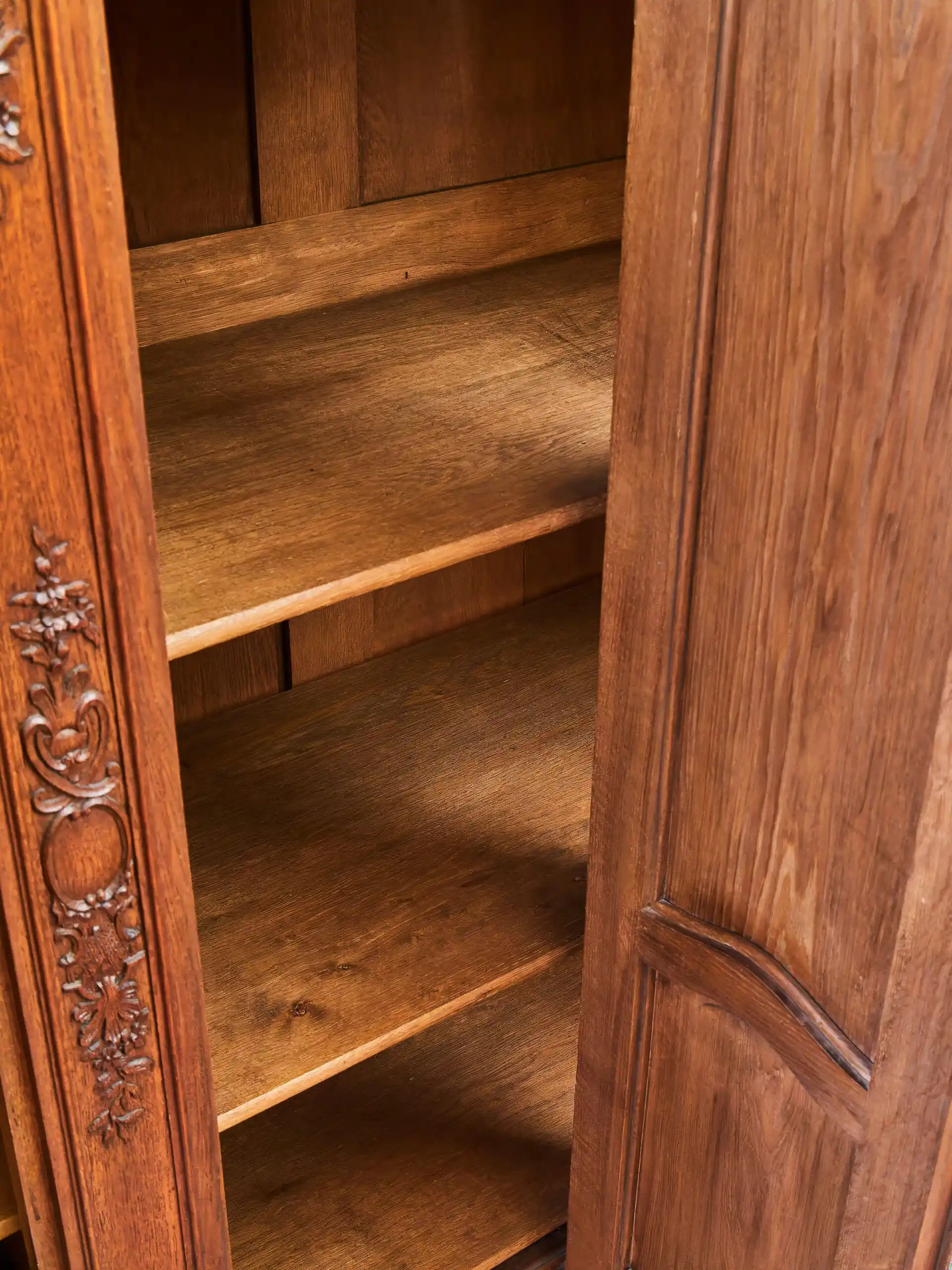 Bohatě vyřezávaná Lutyšská skříň – Reservé V.V.