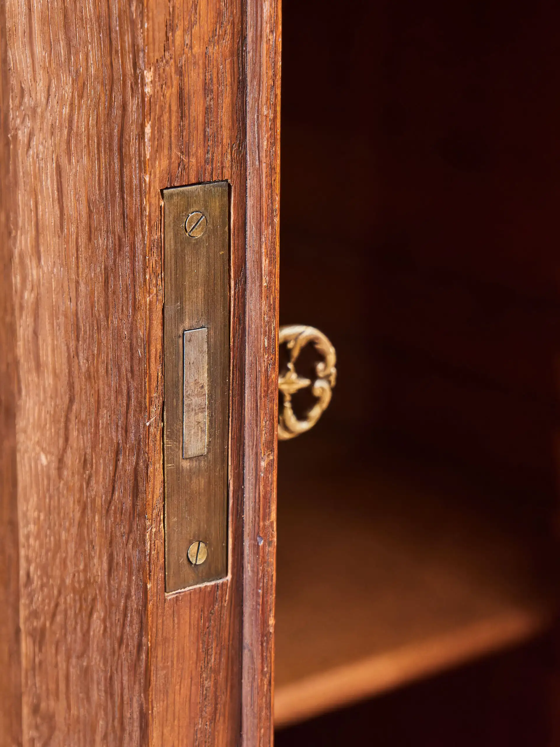 Bohatě vyřezávaná Lutyšská skříň – Reservé V.V.