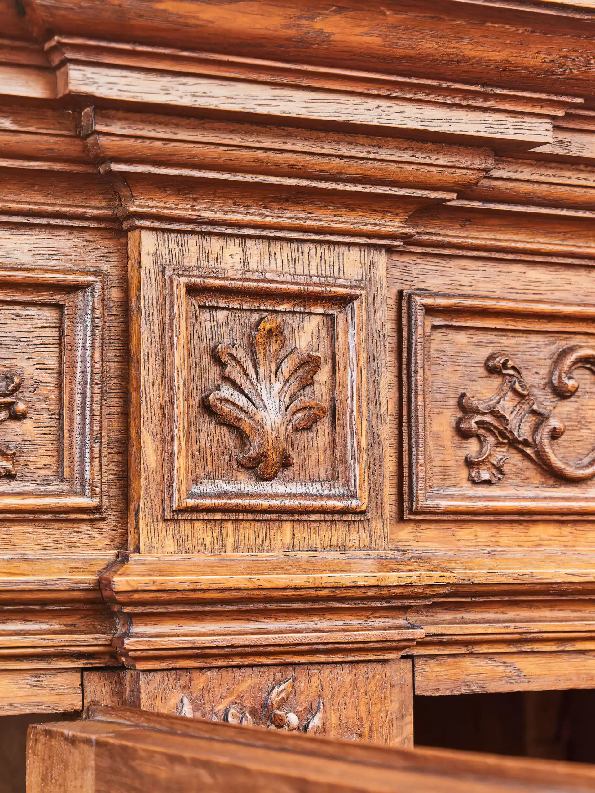 Bohatě vyřezávaná Lutyšská skříň – Reservé V.V.