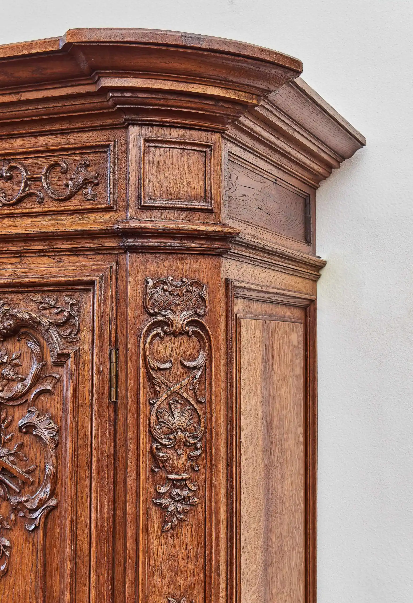 Bohatě vyřezávaná Lutyšská skříň – Reservé V.V.